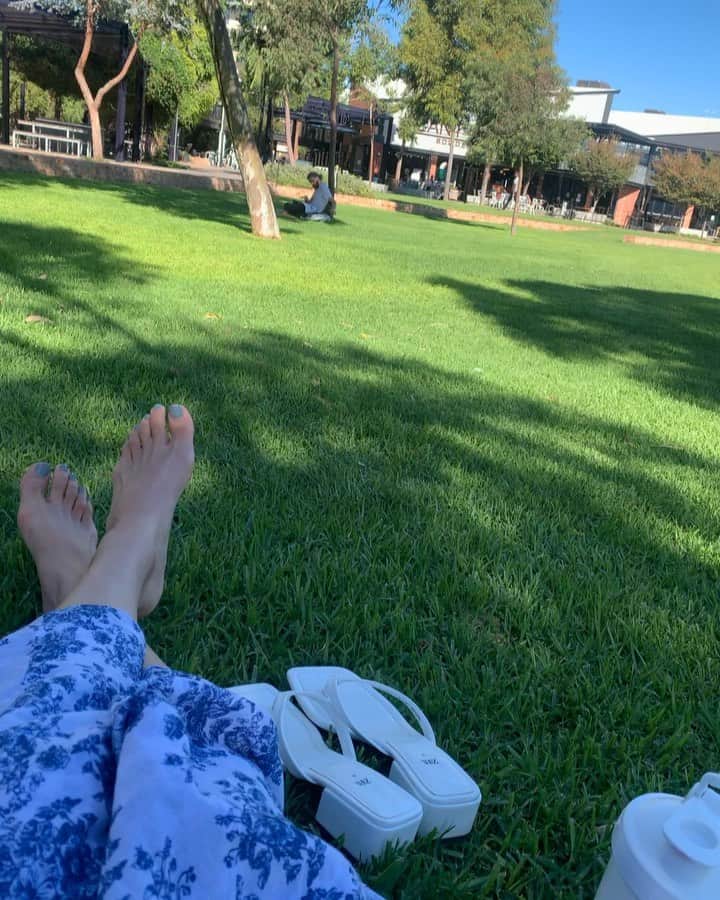 信長ゆかりのインスタグラム：「. 🌻  追いかけっこする子どもたちは “今”に夢中  流れてくる音楽を楽しむ大人たちも “今”に夢中  みんなが存分に心を“今”に注いでる姿が なんとも気持ちよい🌿  心が今に向いてる時間って意外と少なくて 鬼せっかちな私は先のことばかり考えがち☁️  食べ物が目の前にある時は 全力で”今”に夢中だけど(//∇//)💓笑 #思い思いの時間を楽しむ #それを見てるのが楽しい #読書時間」