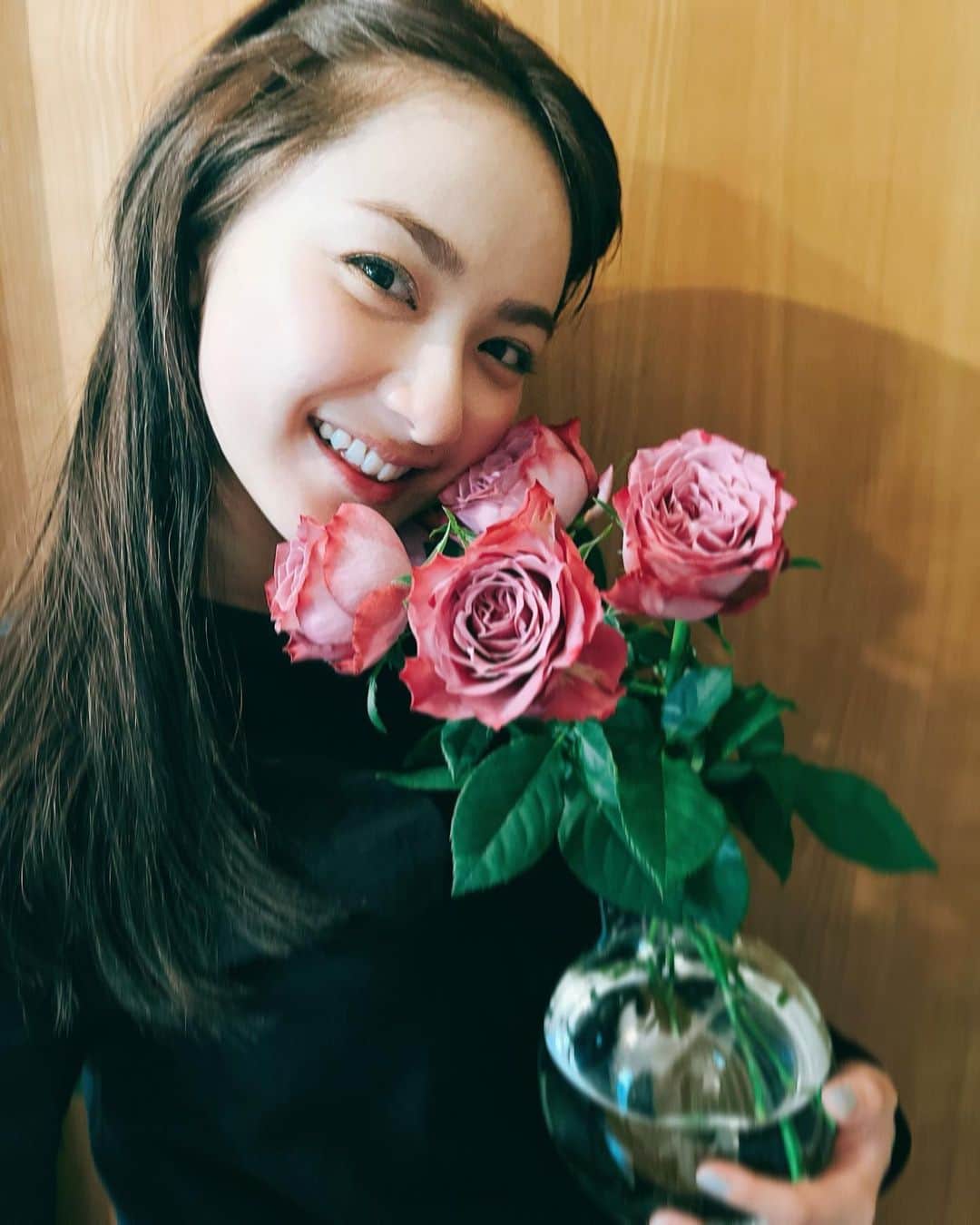 平祐奈のインスタグラム：「🌸🌸 さくら色のバラです。 心機一転。 気持ち新たに未知の世界へ飛び込みます。 新しいチャレンジも全力で楽しむぞー！  新年度もよろしくねっ☺︎ まだ夜は冷えるので身体 お大事にして下さいね🪐 #20220401」