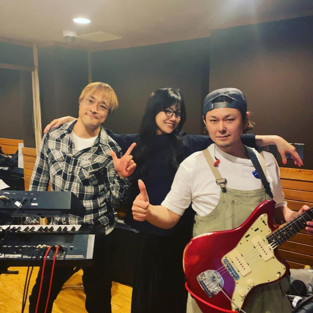 島谷ひとみさんのインスタグラム写真 - (島谷ひとみInstagram)「よし❗️  準備は出来たぞ‼️  いざっ♪🎸🎹  【miscellaneous 2022 〜miscesalida〜】  【日時】 2022/4/2(土) [1st]13:00 OPEN/14:30 START [2nd]18:00 OPEN/19:30 【場所】 Grand Maison ORENO 東京都千代田区大手町1-7-2　東京サンケイビル B2F  #miscellaneous #新人バンドw #始動します❗️ #島谷ひとみ #梶原健生 #高山和芽」4月1日 20時25分 - shimatani_hitomi_official