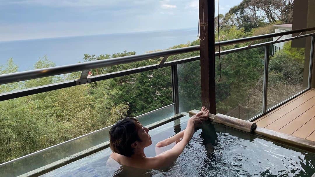 のインスタグラム：「. 温泉で従姉妹とのんびりしました！ でも仕事の事を考えてしまう私😂 息子達にかーちゃんは仕事が好きなんだよ！分かってますか？と聞かれ あーそうなんだな〜と　笑 最近は認めています！ @lovegiveslove  を通して皆んなと素敵につながれる事を常日頃考え中でござる😘 それにしても気持ち良かったな〜 いつまでもナチャラルな自分と向き合えるように体も心もベース作りが本当大切ね！56歳の今年は筋力アップと素肌作りだな〜  #誕生日トリップ #自費で温泉 ってさー #大人女子よね #😂」