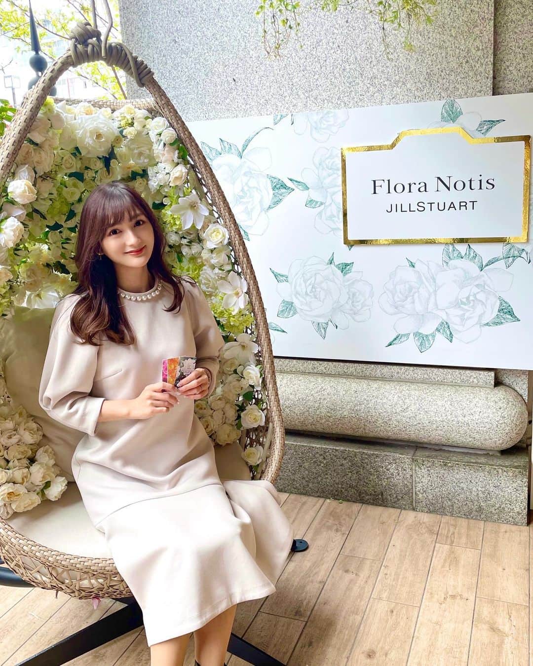のインスタグラム：「💐💐💐  フローラノーティスのガーデンパーティーへ💝  今日から4/5までイノセントガーデニアの香りシリーズ (オードパルファン・ハンドクリーム・ヘアオイル)  の発売記念のガーデンパーティーが開催されているの💕  会場に入った瞬間から、 オードパルファンの甘い香りにうっとり…🥹🍃 フレッシュな心地良い軽い香りに癒されました✨  ガーデニアは雨上がりの香りが1番美しいと言われていて まさに午後から晴れた今日はぴったりの日だったな🫶  ヘアオイルは2層になっていて、 軽い質感が猫っ毛の私にはとても良かった✨ これからの季節には嬉しいUVカット成分も入ってるよ💓  会場もとっても可愛くて、どこを撮っても映え💐 香り体験でプレゼントがもらえるガチャができたり (私はフラワーをいただきました🌷) 1日先着100名にマカロンがいただけたり 可愛い嬉しさが渋滞していた…🥺  表参道のCafé&Dining ZelkovAで開催中なので お近くの方はぜひ💓 フローラノーティス公式オンラインショップでも 4/30まで使える送料無料クーポンがあるので コード「garden01」を入力して使ってください🤍  @floranotis_jillstuart @stringsomotesandoh   #omotesando#PR#floranotis#フローラノーティス#イノセントガーデニア#フローラノーティスガーデンパーティー#ザストリングス表参道#表参道#ジルスチュアート」