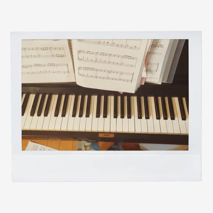 ジュジュのインスタグラム：「ワタシが1番のファンやなww  #🎹 #ママは芸術がお好き #🎹歴半年」