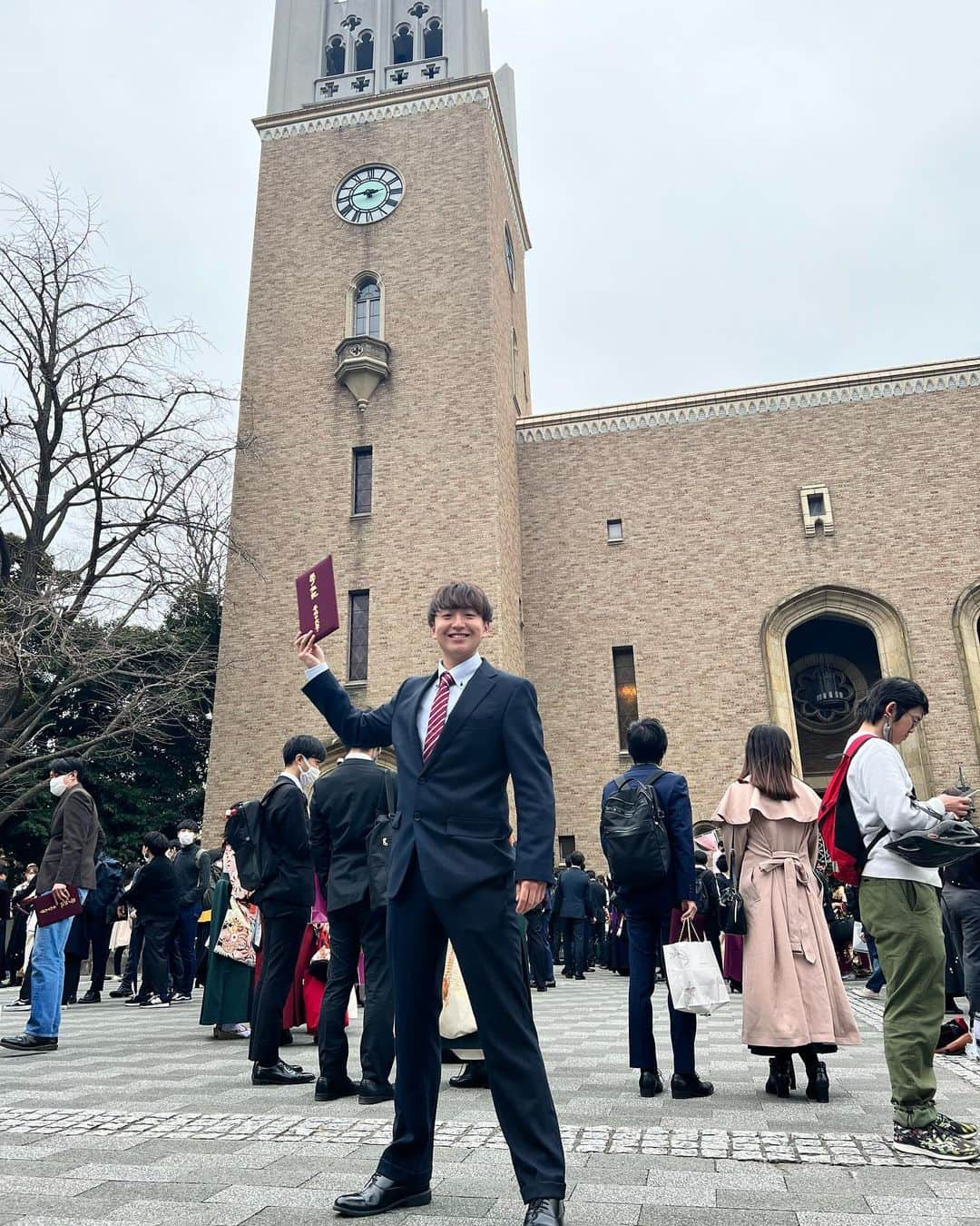 坂崎裕介さんのインスタグラム写真 - (坂崎裕介Instagram)「早稲田大学卒業🎓 Akhirnya aku lulus universitas waseda🎉 aku mengalamkan kejadian banyak selama 4 tahun👏 terima kasih pada  semuanya yang berhubungan aku untuk mendukung 😚 aku juga bersyukur pada kelearga ku untuk bertumbuh dari waktu yang aku lahir sampai  saat ini🙏selanjutnya aku semangat terus menuju tujuan💪  (kalo caption yang pikir sendiri salah, tolong diajarin 🙏)  この4年間は本当にいろんな人との出会いや経験がありました。サークルで出会った仲間、WISHで出会った仲間、学部学科で出会った仲間、YouTubeの仲間いろんな人に支えられて卒業することができました。本当にひとりひとりに感謝を伝えたいです。ありがとう🙇‍♂️一人一人の進路は違うけれど、また必ず会いましょう！これから自分の夢に向かって大きく羽ばたきたいと思います💪  #kelulusan #universitaswaseda #早稲田大学」4月1日 20時36分 - skzk_yusuke