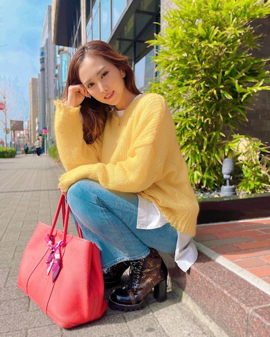 のインスタグラム：「.  ご報告です！  この度わたくしりおなは名古屋から離れて 東京を拠点にすることになりました。  いきなりのご報告になってしまい 申し訳ございません！  名古屋にはちょこちょこ来る予定です😊  名古屋にいた約15年 本当に楽しい事ばっかりでした！  第二の故郷を離れるのは寂しいですけど 東京でまた1から頑張りたいと思います😊✨  thank you Nagoya❤️  #名古屋#fashion#春コーデ#春服#HERMES」
