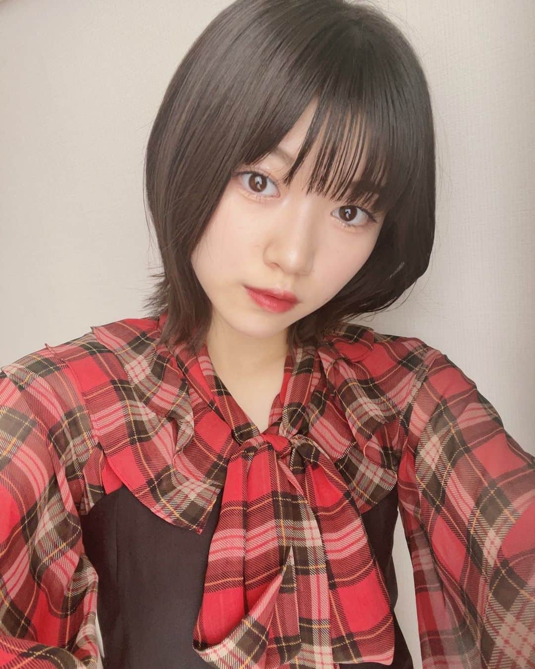 沢村りさのインスタグラム：「本日成人いたしました☺︎  4月も宜しくお願いします☺︎  ⁡ #Lilyofthevalley #リリバリ #沢村りさ #03 #12 #18 #2022 #成人  #ボブ #外ハネ #ブラウス」