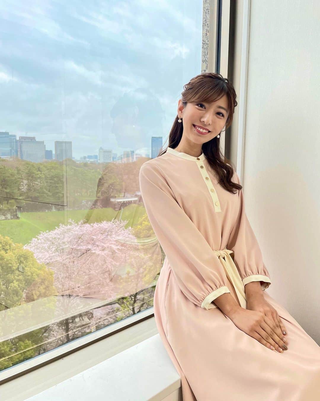 のインスタグラム：「🌸 . 控室から見えた桜と🥰 これからは朝の顔のコンディションの整え方 勉強しなくちゃです笑 写りがまちまち、、、🙈」