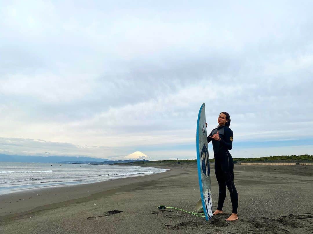 ステファニー・ダナさんのインスタグラム写真 - (ステファニー・ダナInstagram)「Me, Fuji, and the surf 🤙🗻🏄‍♀️ I’ve been practicing surfing while here in Japan 😊 The water is still pretty cold, but it’s been really fun 🌊❤️ (This photo of Mt. Fuji doesn’t do it justice. It was so big & beautiful!! I kept staring at it while paddling out— like I can’t believe this is real life rn)」4月1日 20時46分 - smdana