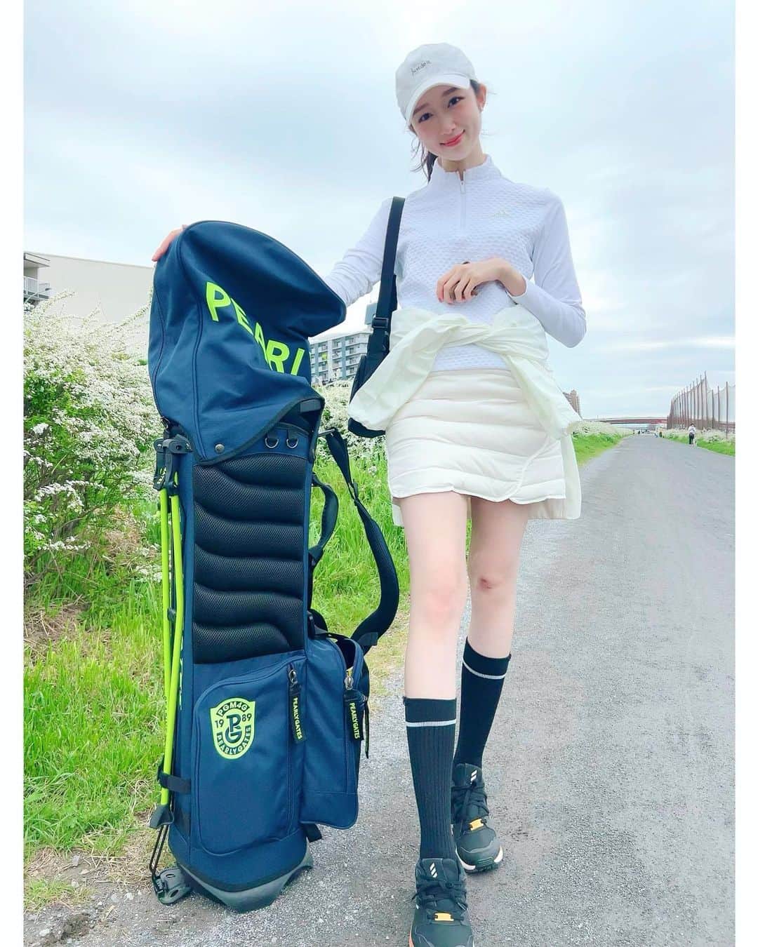 のインスタグラム：「この間、ショートコースデビュー を果たした31歳厄年。  後ろの夫婦がベテラン過ぎて 終始走り回るハメになり、  てんやわんやのデビュー戦。  #致死丈 #この丈死ねる #左膝の傷跡 #6年ぶりのミニスカ #NIKEとadidasを同時に着用する荒技 #ゴルフ女子  #ゴルフというより持久走 #ゴルフコーデ  #ゴルフ女子 #エイプリルフールだからって嘘つくほど友達いなかった #毎日真実を伝えるのに精一杯」