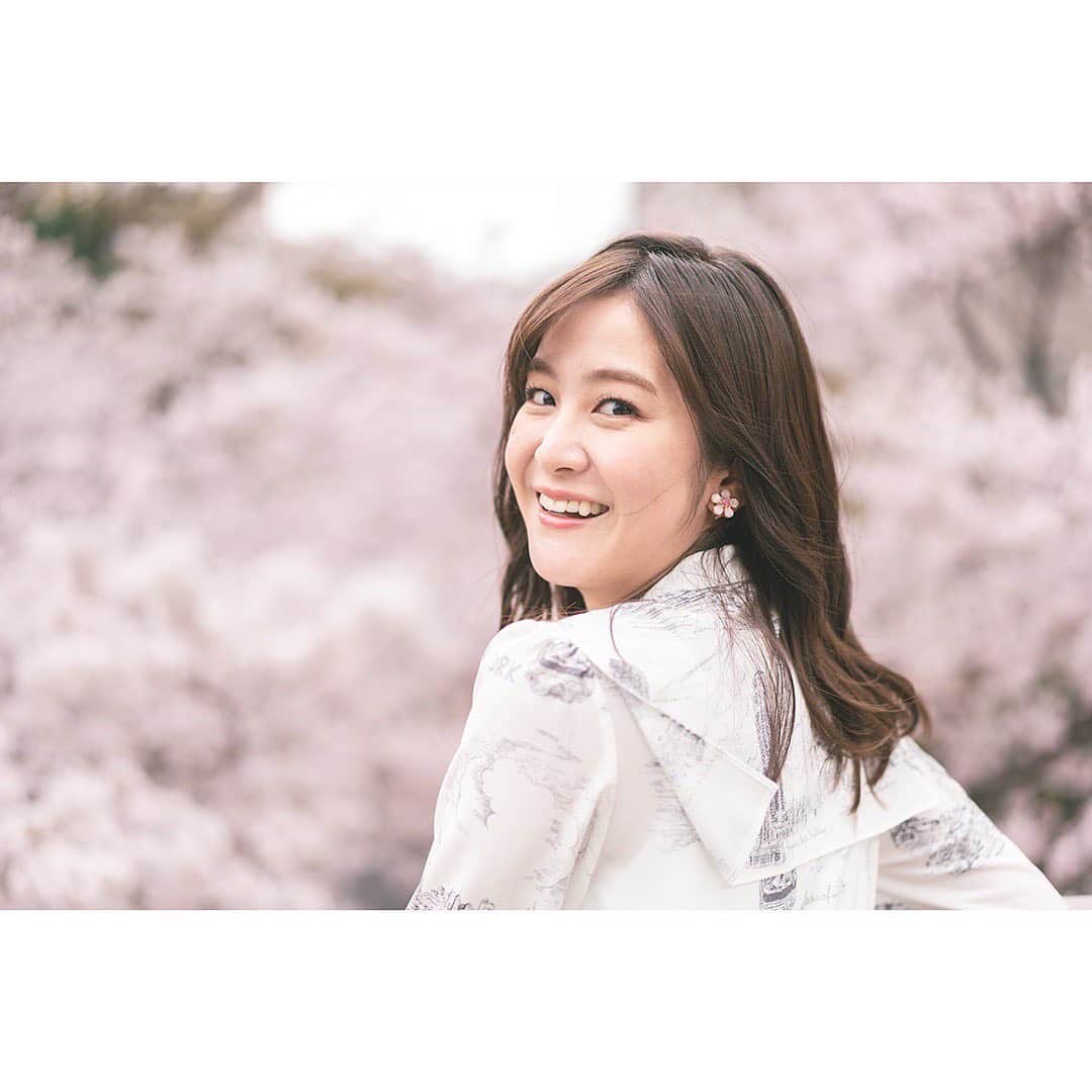 のインスタグラム：「桜🌸 📷@kaku_photo  桜が一気に散り始めてちょっと寂しい気持ち…🥺 今年も桜にたくさん癒されました🧚‍♀️  #桜#sakura#満開#cherryblossom #벗꽃 #アナウンサー#아나운서#東京#六本木#tokyo#japan #東京カメラ部#カメラ#tokyocameraclub#春コーデ#ootd#fashion」