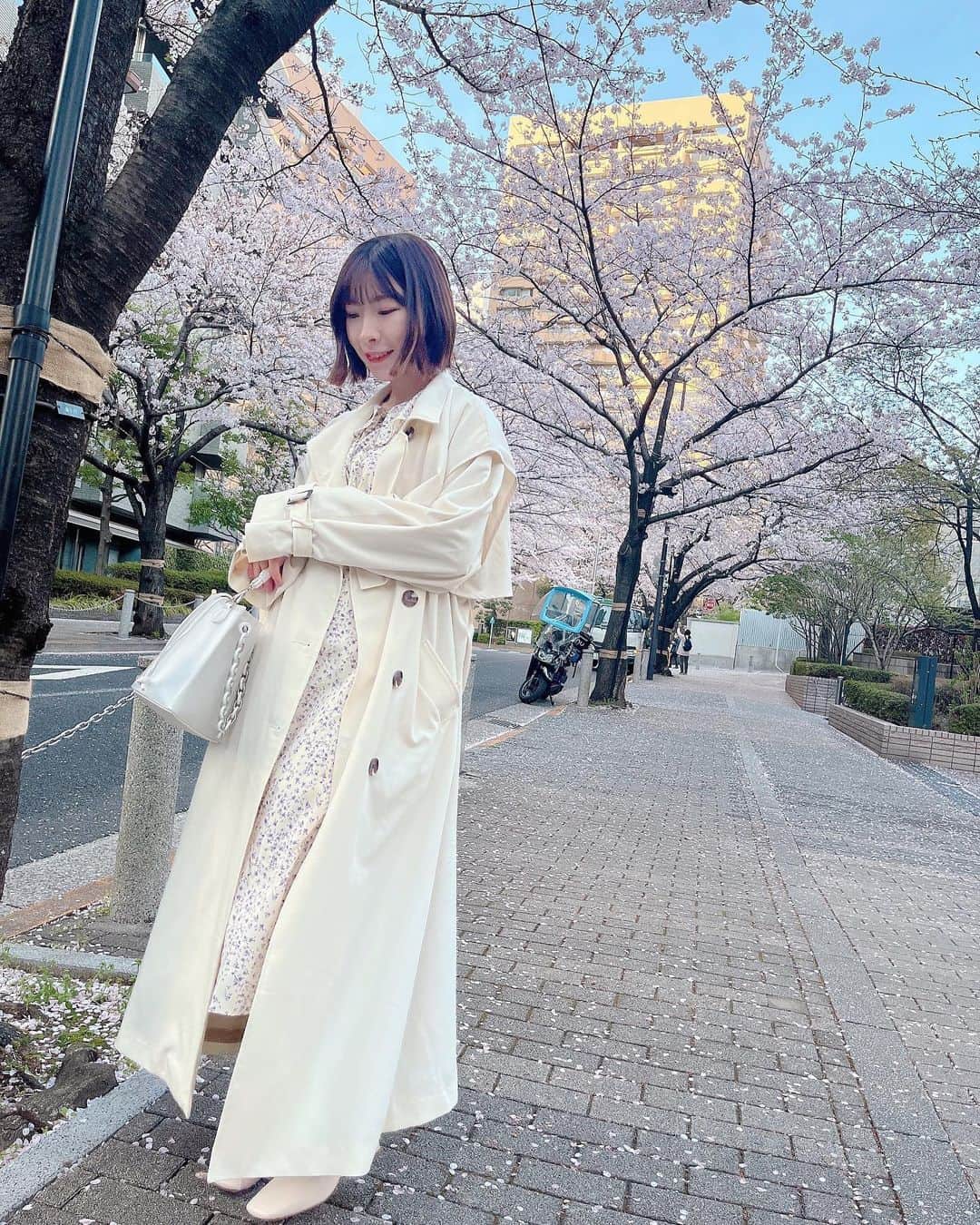 岩佐美咲のインスタグラム：「白いアウター好きなんだけど汚れるのが怖くてあんまり着られない…😂　　　　　 @heather_love_official の白トレンチかわEね〜　　　　　　　　　　　　　 　　　　　　　　　　　　　　　　　　　 #トレンチコート #ヘザー #マーキュリーデュオ #ジーユー #コーデ #私服 #春 #春コーデ #春服 #桜 #さくら #ファッション #ボブ #ミニボブ #ootd #fashion #heather #sakura #mercuryduo #gu」