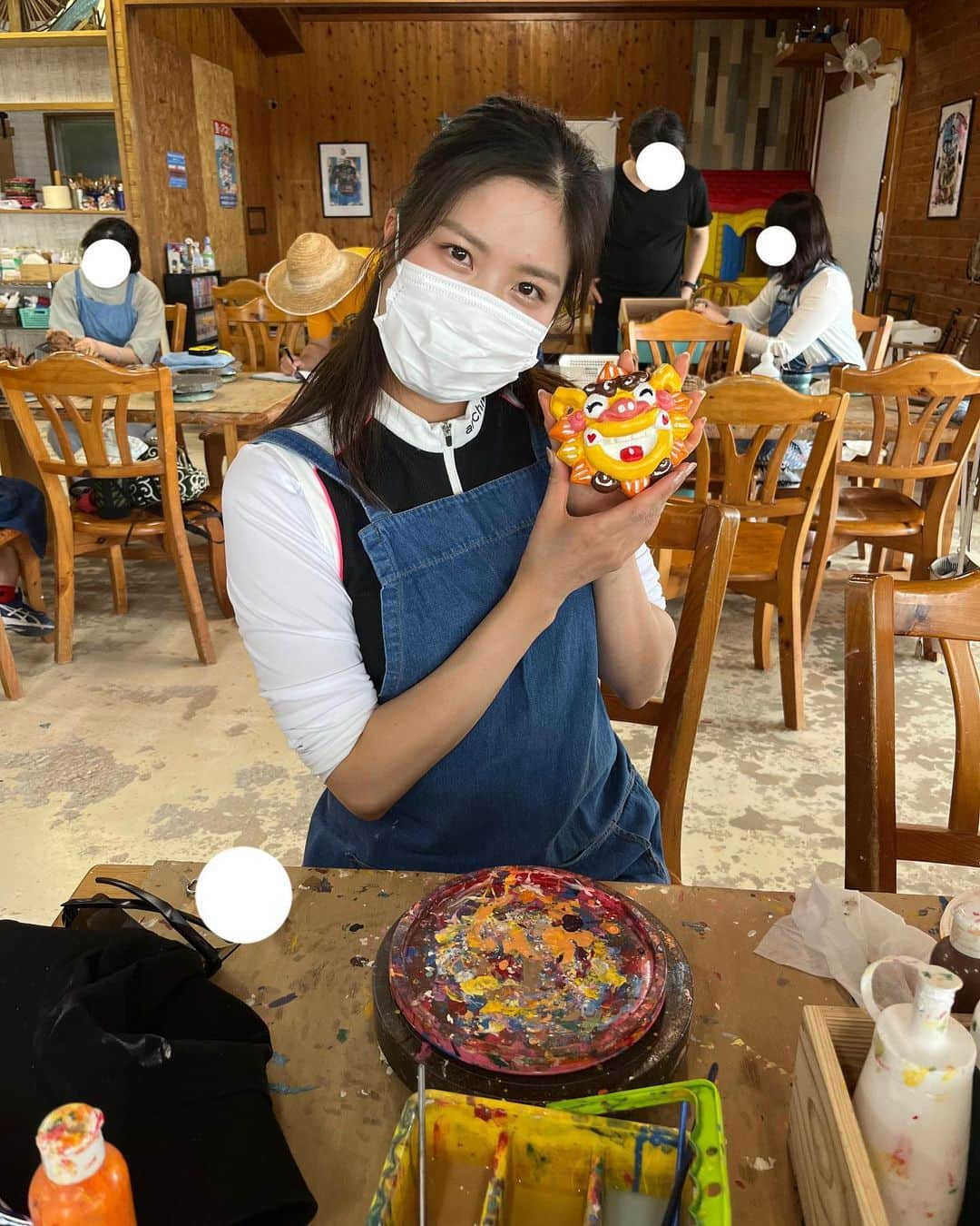 松原果音のインスタグラム：「. 宮古島でシーサーの色塗り体験しました🥰🥰 . お部屋のどこに飾ろうかな🥳🥰 . #ゴルフ#ゴルフ女子#ゴルフスイング . #心斎橋ゴルフスタジオ #ライジングレディースゴルフTV #ゴルフタイランド」