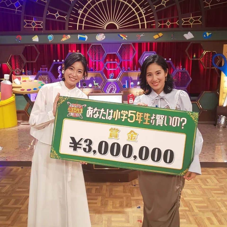 本仮屋リイナのインスタグラム：「応援ありがとうございました😆🎊  念願の....全問正解✨ リベンジ成功しました！😭✨  全問正解した人しか言えないセリフ、 「わたしたちは、小学５年生より賢いです！」 と言わせていただいてるとき、喜びが最高潮に達しました🥰  ブラウス、ワンピース nous tokyo @nous_tokyo  ピアス、リング Jouete @joueteofficial  靴 DIANA @dianashoespress」