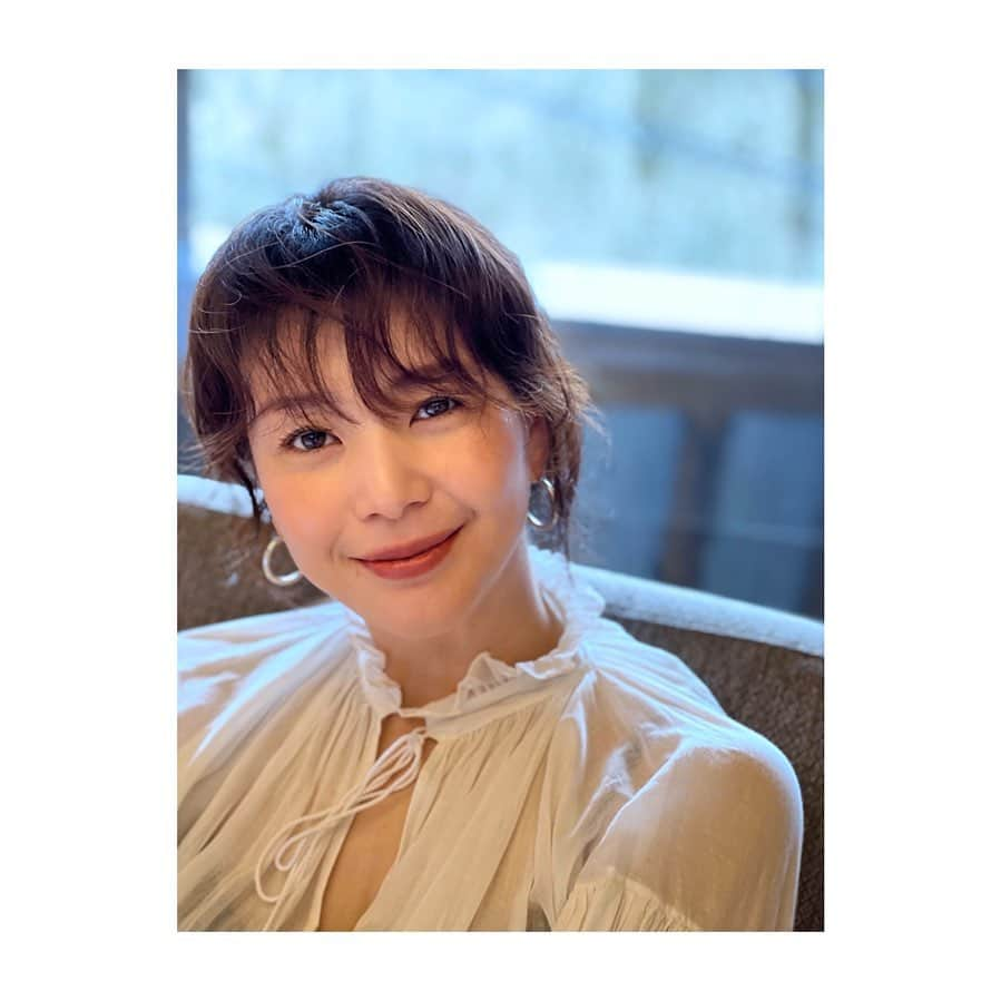 知花くららさんのインスタグラム写真 - (知花くららInstagram)「自分のケアもっとしなくちゃ、とか Netflix観てないで早寝した方がいい、とか。 自分へのダメ出しはたくさんあれど。  夫 が撮ってくれた写真、40歳の私の顔。なんか、若い頃の自分の顔より好きだなあとふと思えるのは、しあわせなことなんだろうな、と。  先日、結婚5周年を迎え日々家族に感謝。 たくさんの心の景色をありがとう。  photo by @kamiyama_ryuji_0910」4月1日 21時09分 - chibanakurara.official