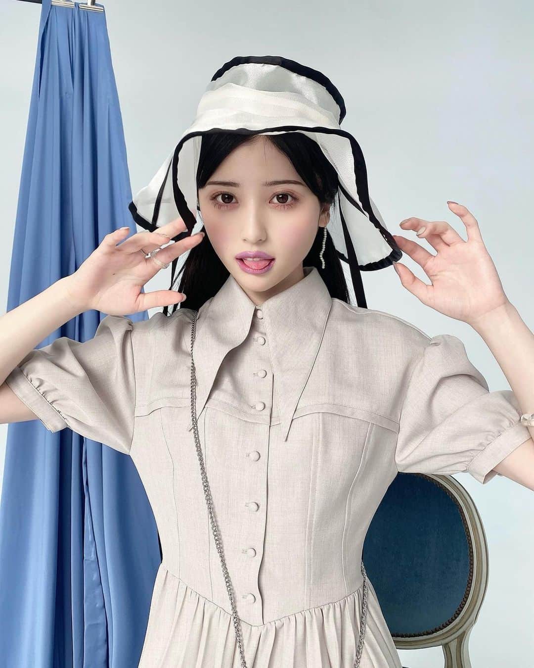 吉井美優のインスタグラム：「. 本日発売 bis 5月号 に Ruche de bis のコラボで いちからデザインし作ったお洋服を 着て掲載させて頂いております 🦢 ブラックとベージュの2色展開です  予約販売となり4月15日から5月8日が 受付となっております 是非チェックして下さい  ⚪⚫」