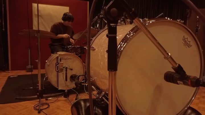 のインスタグラム：「Sound Check.  Recording scene of the drums. The song  name is "YOU RAY"  #frederic #frdc #recording #frederhythm3 #drums #rhythmsection」