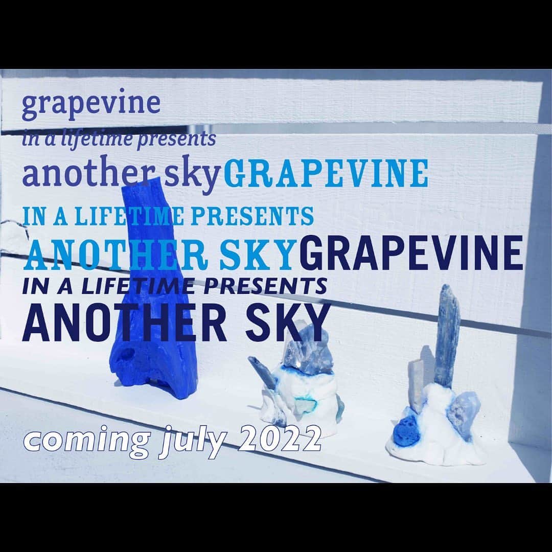GRAPEVINEのインスタグラム：「2022年はGRAPEVINEのデビュー25周年。これを記念してリビジッド・ツアー「in a lifetime」を開催します。 過去2回の開催で取り上げた2ndアルバム「lifetime」(2014年)、1stアルバム「退屈の花」(2016年)につづき、今年、GRAPEVINEがリビジッドするのは『another sky』。いまから20年前、2002年にリリースされた彼らの5枚目のアルバムです。 シングル・カットされた「ナツノヒカリ」や「BLUE BACK」、タイトル・トラック「アナザーワールド」。 1997年のデビューから続いてきたバンドの幼年期の終わりを標しづけ、かつ、その後の音楽的飛躍の萌芽が出揃っている記念碑的な作品です。 ⁡ 「grapevine in a lifetime presents another sky」は4月4日からファンクラブチケット先行販売、4月15日からオフィシャルチケット先行販売を行います。 (link in bio) ⁡ grapevine in a lifetime presents another sky ⁡ 7.01(金) 東京人見記念講堂 7.02(土) 東京人見記念講堂 7/08(金) 名古屋市民会館ビレッジホール 7/09(土) 高松festhalle 7/15(金) Zepp Sapporo  7/17(日) 仙台PIT 7/22(金) 広島クラブクアトロ 7/23(土) 福岡DRUM LOGOS 9/22(木) 新潟LOTS 9/25(日) 大阪城音楽堂 ⁡ ⁡ grapevine - another sky release date : 2002/11/20 ⁡ 01.マリーのサウンドトラック 02.ドリフト160(改) 03.BLUE BACK 04.マダカレークッテナイデショー 05.それでも 06.Colors 07.Tinydogs 08.Let me in ～おれがおれが～ 09.ナツノヒカリ 10.Sundown and hightide 11.アナザーワールド 12.ふたり ⁡」