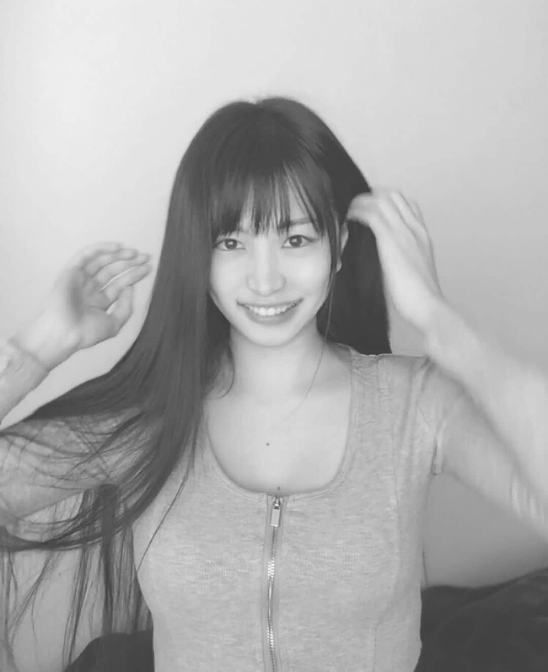 中岡龍子のインスタグラム：「.April😎🤞🏻  Wishing you a life of happiness and laughter.  そんな思いも込めてまずは私の ブレブレ+爆笑してる写真を貼るので それ見てさっそく笑ってもらえたら😂 (投稿するかめちゃくちゃ迷いました笑)」