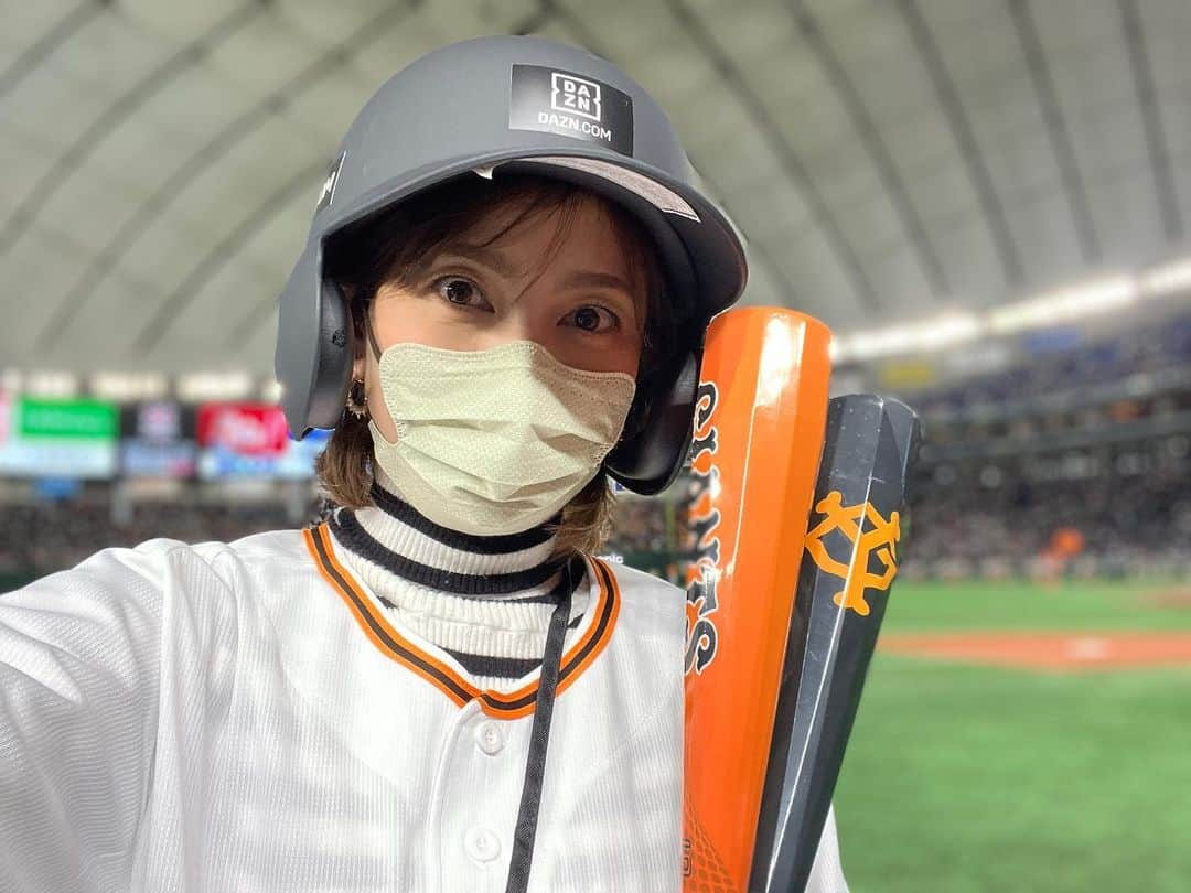 宮崎瑠依さんのインスタグラム写真 - (宮崎瑠依Instagram)「今シーズン初観戦⚾️  巨人-阪神戦をエキサイトシートから観戦しました👏  今日はやはり「 "生 大勢"が見たい！！！」と、意気込んで行ったのですが、、、なんとも嬉しいことに途中まで6点リードしていた巨人。  「このままだと今日は大勢投手お休みだね〜」なんて話していたら、、、その後気づけば3点差💦  8回は鍬原投手が好投！ そして！！！ 9回に大勢投手がマウンドに登場しましたっっ😆  早くも今年の新人王候補ですからね✨生でその投球が見られて嬉しいっ！ (失点したものの)見事5セーブめを手にした大勢投手👏✨ きゃー素晴らしいーー！！  それにしてもエキサイトシートは、何度来ても その迫力にテンションが上がります🥰  あーーー楽しかったw 終始大興奮の1戦でした🧡🧡🧡  #giants #巨人ファン #私はジャイ子 #エキサイトシート #今季初観戦」4月1日 21時58分 - ruimiyazaki