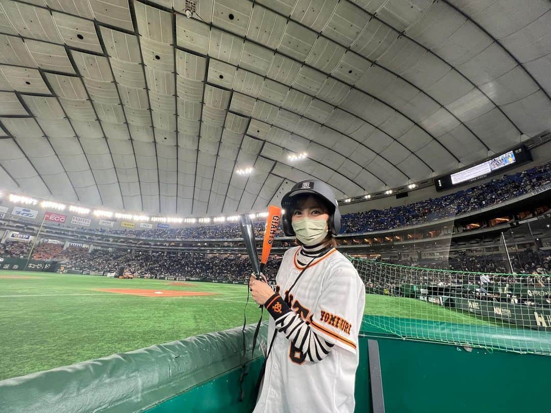 宮崎瑠依さんのインスタグラム写真 - (宮崎瑠依Instagram)「今シーズン初観戦⚾️  巨人-阪神戦をエキサイトシートから観戦しました👏  今日はやはり「 "生 大勢"が見たい！！！」と、意気込んで行ったのですが、、、なんとも嬉しいことに途中まで6点リードしていた巨人。  「このままだと今日は大勢投手お休みだね〜」なんて話していたら、、、その後気づけば3点差💦  8回は鍬原投手が好投！ そして！！！ 9回に大勢投手がマウンドに登場しましたっっ😆  早くも今年の新人王候補ですからね✨生でその投球が見られて嬉しいっ！ (失点したものの)見事5セーブめを手にした大勢投手👏✨ きゃー素晴らしいーー！！  それにしてもエキサイトシートは、何度来ても その迫力にテンションが上がります🥰  あーーー楽しかったw 終始大興奮の1戦でした🧡🧡🧡  #giants #巨人ファン #私はジャイ子 #エキサイトシート #今季初観戦」4月1日 21時58分 - ruimiyazaki