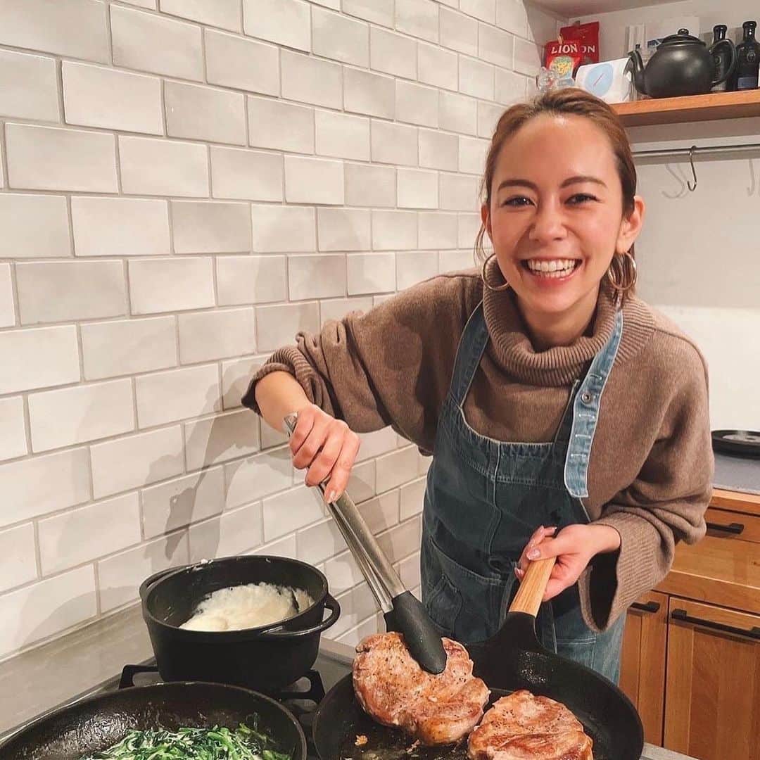 鮎河ナオミのインスタグラム：「楽しいナオちゃんクッキング🙌 ふーふーふーふー❣️❣️❣️  今夜はポークステーキ💛 付け合わせは、マッシュポテト、クリームスピナッチ、舞茸のソテーと、サラダ💚  赤ワインも🍷❤️  みんな集まれー🙌  #ナオちゃんクッキング」