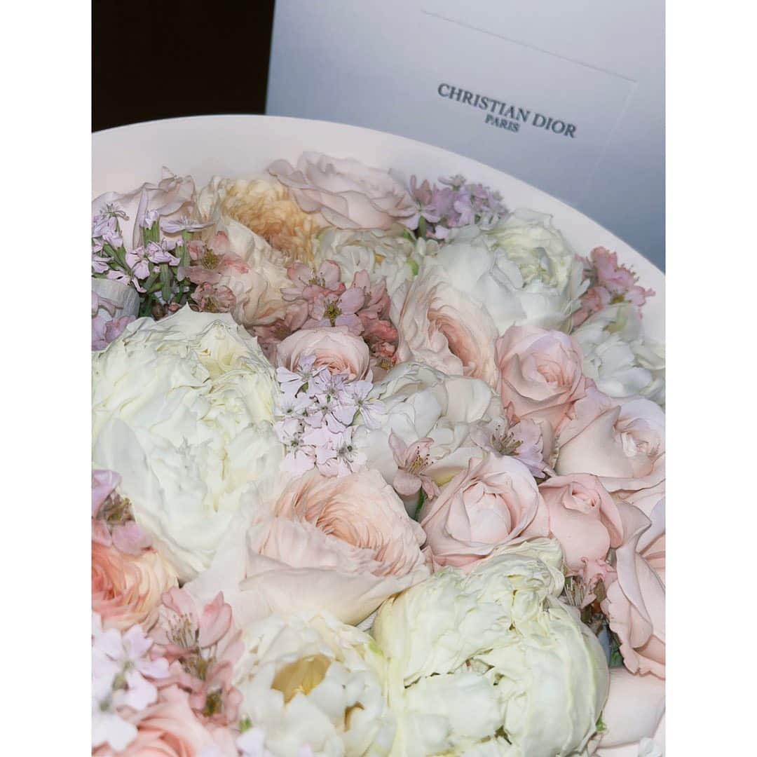 木村心美さんのインスタグラム写真 - (木村心美Instagram)「Thank you so much for the pretty pretty flowers @diorbeauty @diormaison 😭✨🤍 ・ この季節に因んで、「サクラ」のハンド＆ボディローション🌸 ジャズマン デザンジュ、ラ コル ノワール、そしてサクラの三種の新しい香りが3/18に登場しました🥰 ・ 「いい香りする」って言われるの嬉しいですよね、私はめちゃくちゃ嬉しいです。🤩 ・ @diorbeauty  #メゾンクリスチャンディオール @diormaison」4月1日 22時05分 - cocomi_553_official