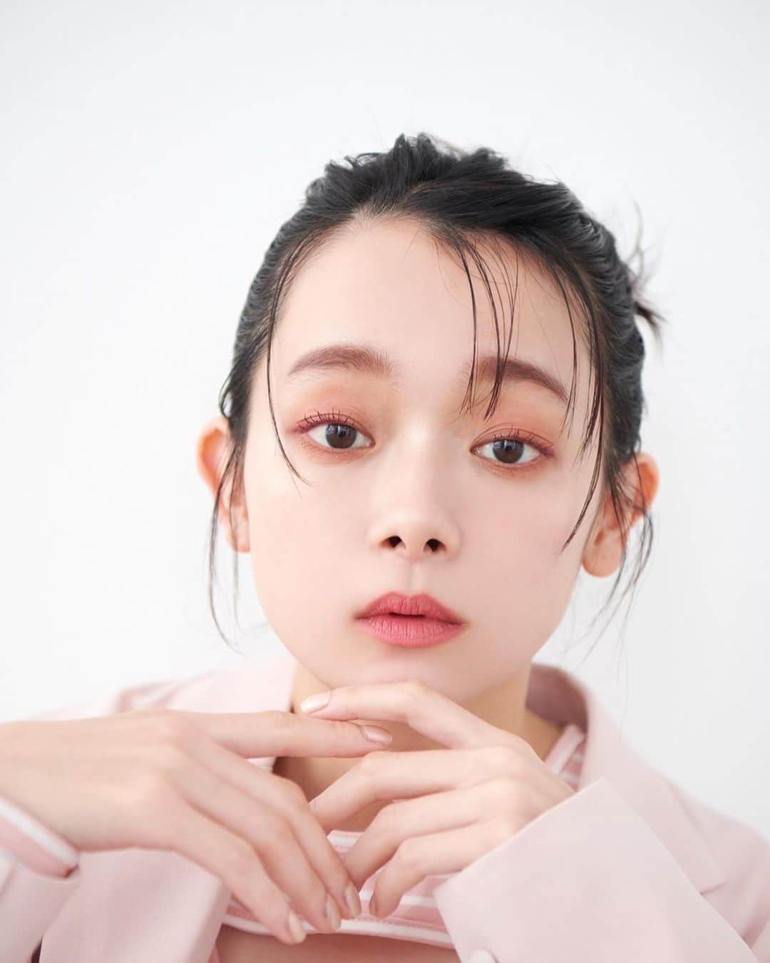 荒井愛花のインスタグラム：「気づけばもう5月〜…。驚 もう少しで新しいこと始めるので、楽しみにしててくれたら嬉しいです☺️🌸  #わくわく」
