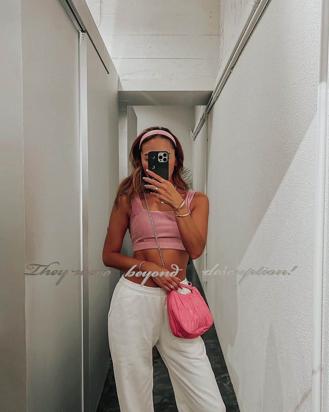 のインスタグラム：「🌞💕 日焼け肌をキレイに保つ私の 美容事情ᝰ✍︎ ・ 日焼けしたあとはとにかく保湿しまくる!! そして月に1回のフェイシャル✨ @nanioafu_beautysalon  ・ 生き返るお肌♡ ・ ・ ・ Code🍑 Tops: @formee_yuri  @4__yuri 's brand💕 ・ ・ ・ #beautyday  #maintenanceday  #skincare  #beachbody  #activewear  #trainingwear  #海外ファッション  #海外ガール  #海外スタイル  #ピンクコーデ  #アクティブ女子  #ボディメイク女子  #筋トレ女子  #美容day  #日焼け肌  #ラテ肌  #スキンケア #アラフォーママ  #ミワママコーデ」