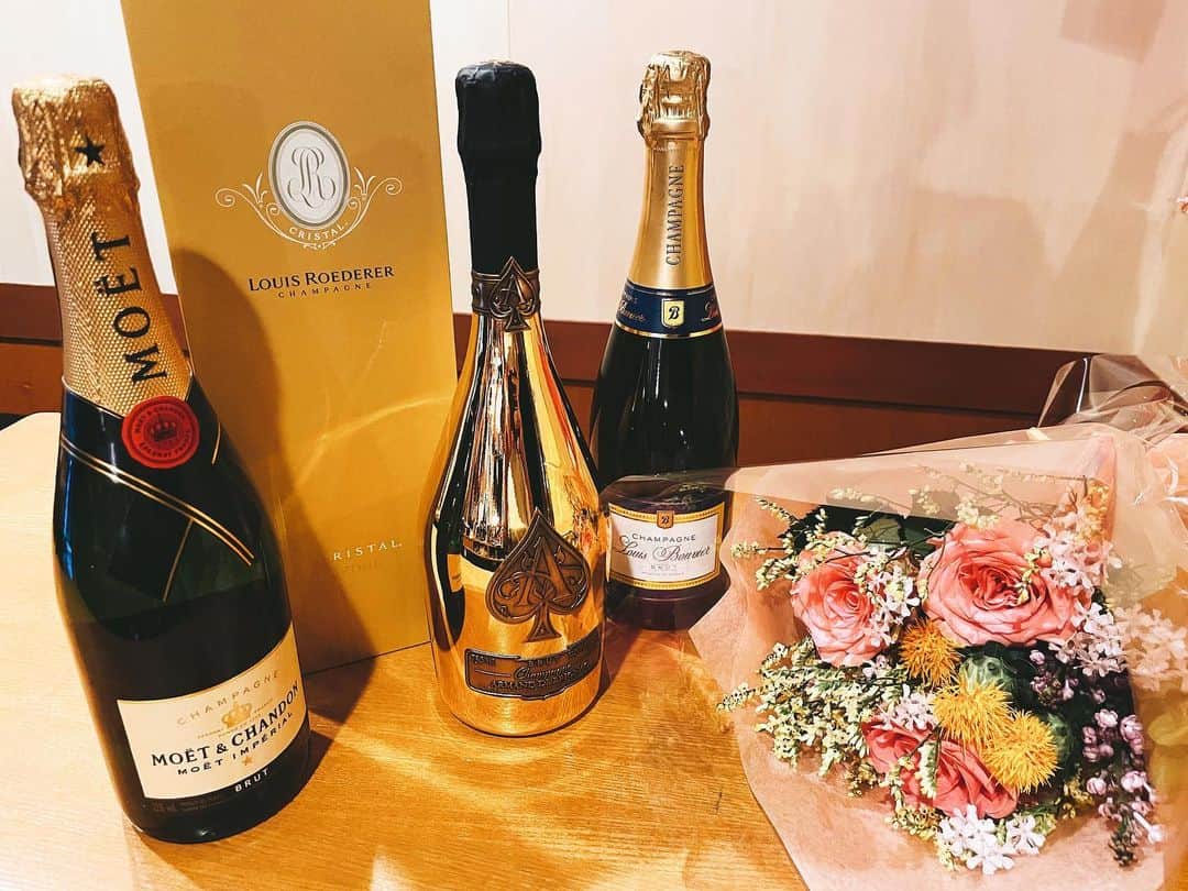佐藤聖羅のインスタグラム：「30歳になりました！！ 最高の30代にしまぁす💖 昨日も今日もお祝い祭りです〜っっ はっぴぃ！😍」