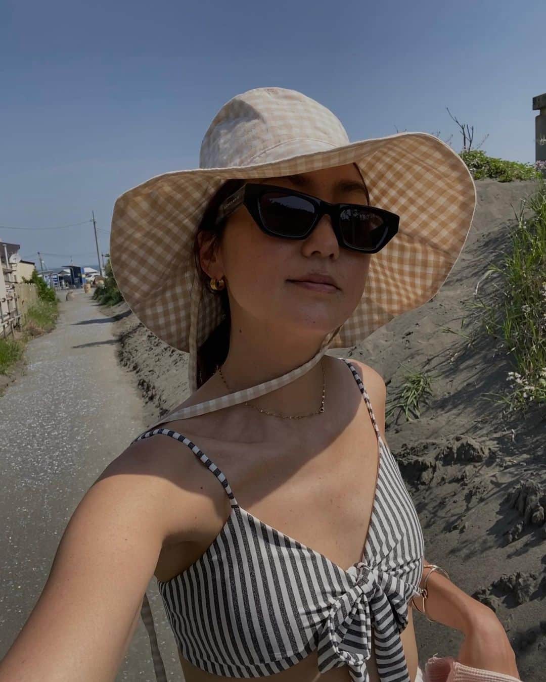 堀舞紀のインスタグラム：「👩🏽‍🌾 . . . GWみんなは何するんだ〜ぃ？！ 普通に月曜と金曜は 小学校あるんだから、、 微妙だな🤷🏽‍♀️〜 . . . 昨日は 魔女の宅急便🧙‍♀️ をみて開始1分で泣いたんだ！ マジョタクを 親目線で見る日が来るんだなんてね🥴へへへ . . . キキの暮らす街素敵だよね〜😗♪ . . #swimwear #GW #海沿いの暮らし #beach beach エビデイ🦐 #子育て日記 #海辺の子育て #砂食べベイビー #7ヶ月ベビー  #cannyO  #et_O」