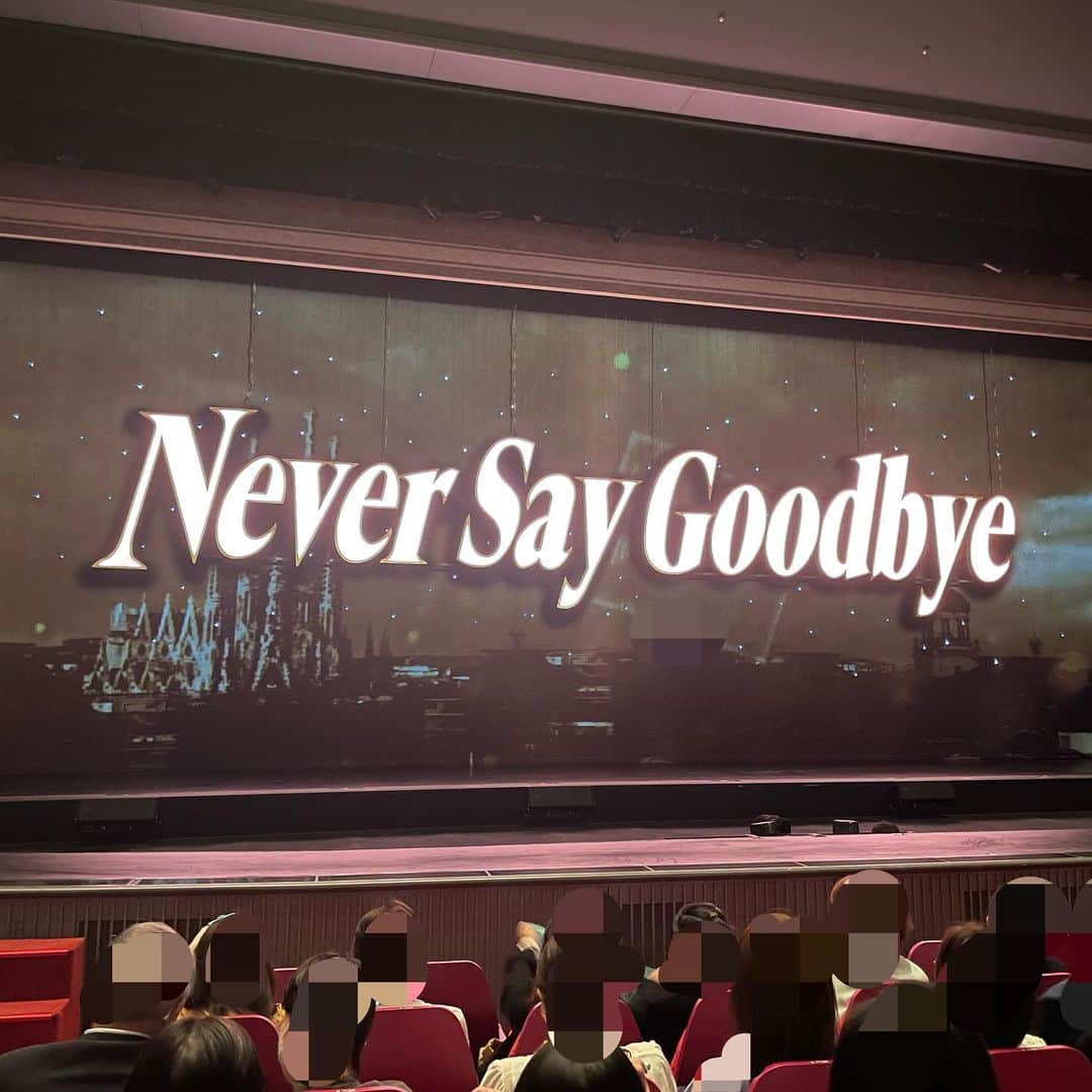 水野真紀さんのインスタグラム写真 - (水野真紀Instagram)「"前楽（まえらく）"観劇🎉  明日『NEVER SAY GOODBYE』大千秋楽。宝塚大劇場、東京宝塚劇場の長丁場🔥宙組の皆さま、素敵なひとときをありがとうございました🙏✨  ステージ衣装の展示が日比谷シャンテにて👗ライトが当たると更に輝く工夫がいっぱい✨  #宙組 #ネバーセイグッドバイ #NEVERSAYGOODBYE #宝塚歌劇団」4月30日 18時01分 - maki_mizuno_official