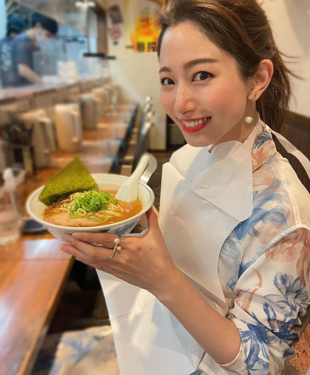 海老原優香さんのインスタグラム写真 - (海老原優香Instagram)「たまらん〜！  一瞬で完食😋 ちょっと寒い日のラーメンってたまらなく好き🍥🤤  #🍜#誕生日#ラーメン #友人一押し店へ #締めのラーメン(ディズニー後の髪ボサボサご容赦ください🫢🎢)」4月30日 18時37分 - ebioffi