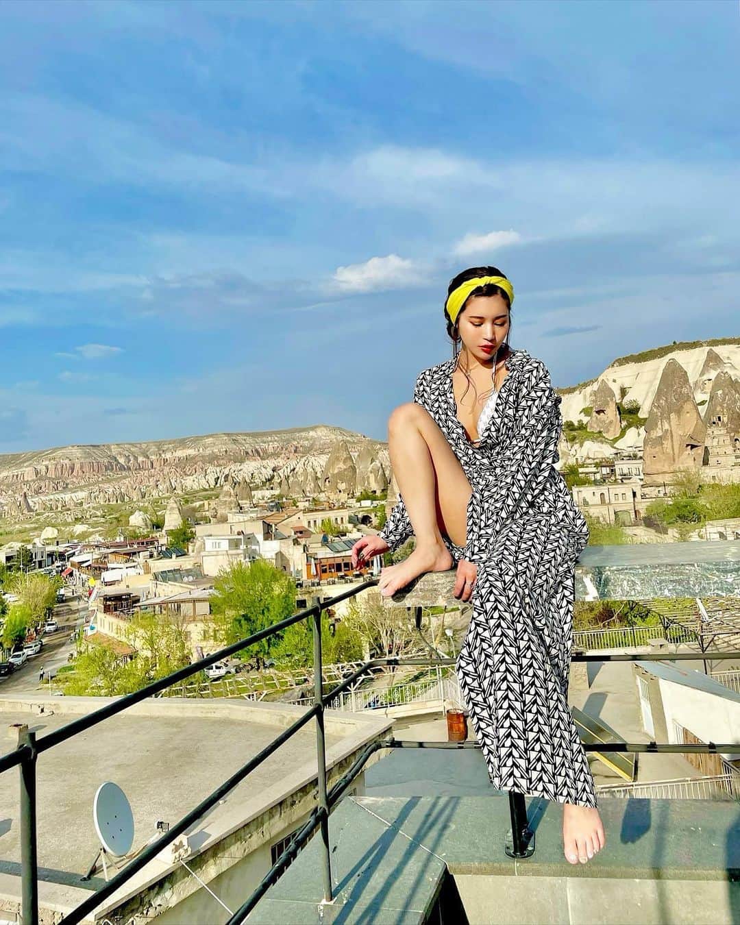 Yuriyaのインスタグラム：「GWはカッパドギアにきてみた🎈  仕事が忙しくても、コロナ禍でも円が狂ってもどんな状況でも、健康で元気なうちに時間を作って 自分が行きたい国にはなるべく行くが好き🫶🏻 とできるように、どこの国いても仕事を鬼のように頑張る笑 #cappadocia #kapadokya #カッパドギア #turkey  #服は現地調達 #世界遺産 #洞窟」