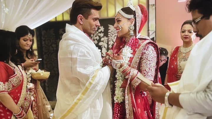 ビパシャ・バスーのインスタグラム：「Thank you @iamksgofficial ,for my smile on my face and in my eyes ❤️From the day I met you it’s become brighter by a gazillion times❤️I love you now and beyond forever ❤️  #monkeylove #happy6thmonkeyversary」