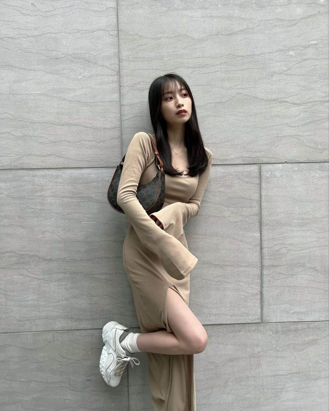 永井理子のインスタグラム：「このくらい深いスリット探し求めてた🤤 スカートだけど歩きやすい👣 @lunangelina_official #lunangelina_photo」