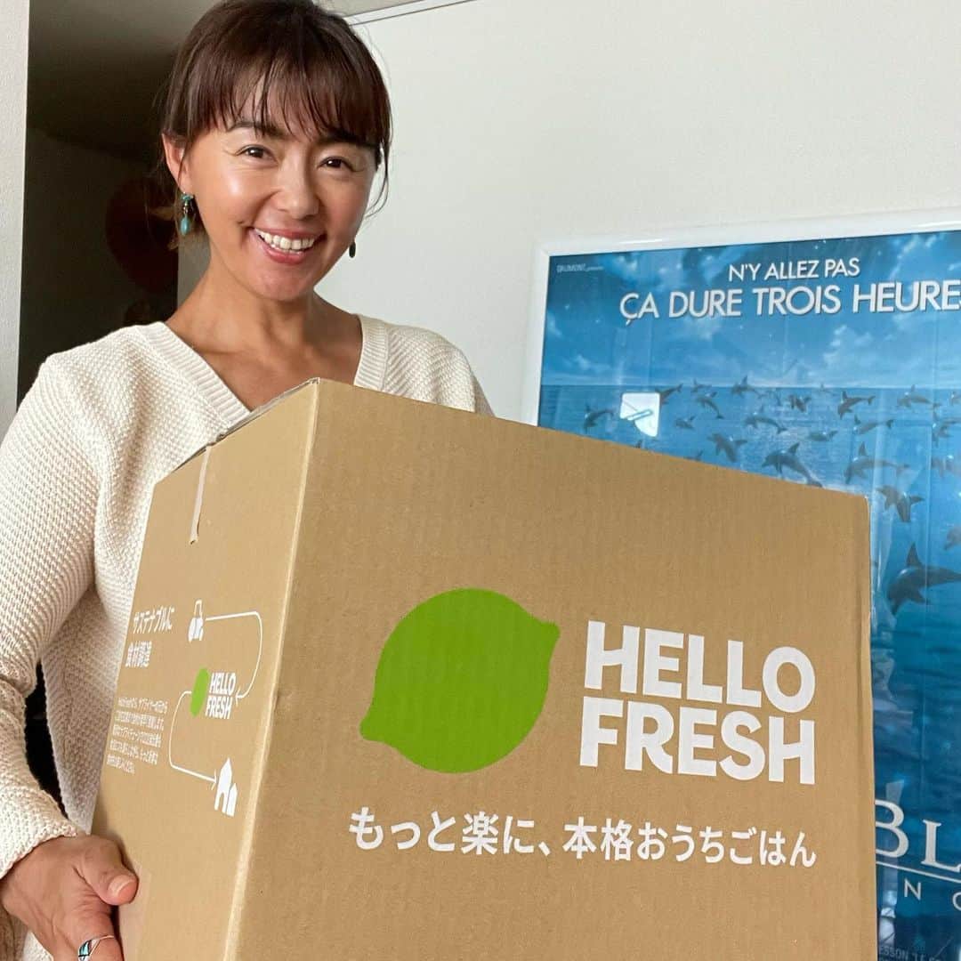 のインスタグラム：「世界中で大人気のミールキット ハローフレッシュ✨ @hellofreshjapan   お買い物に行く時間や、メニューを考える時間を省けて、ストレスフリーなおうちごはんを楽しめるよ🍽 1品ごと使う材料が袋に小分けされてて、レシピカードがあるからそれ見ながら作れば、めちゃ美味メニューが完成しちゃう💛🤤  東京⇄沖縄行ったり来たりだから、 冷蔵庫に野菜が残ってシナシナになったり、買ったのに使いきれなくてダメにするのがイヤだったから、ハローフレッシュなら、フードロスにもならないし、便利だし、こりゃまた頼んじゃうね😋  割引コード【HELLORITSUKO】で初回注文の最初の3箱が最大合計8,000円引きで注文できるので、気になる人は是非チェックしてみてね リンクはストーリーか @hellofreshjapan  から👆🏻  #hellofresh  #ハローフレッシュ  #ハロフレ  #ミールキット #おうちごはん  #宅配サービス  #世界のご飯  #ストレスフリー  #pr」