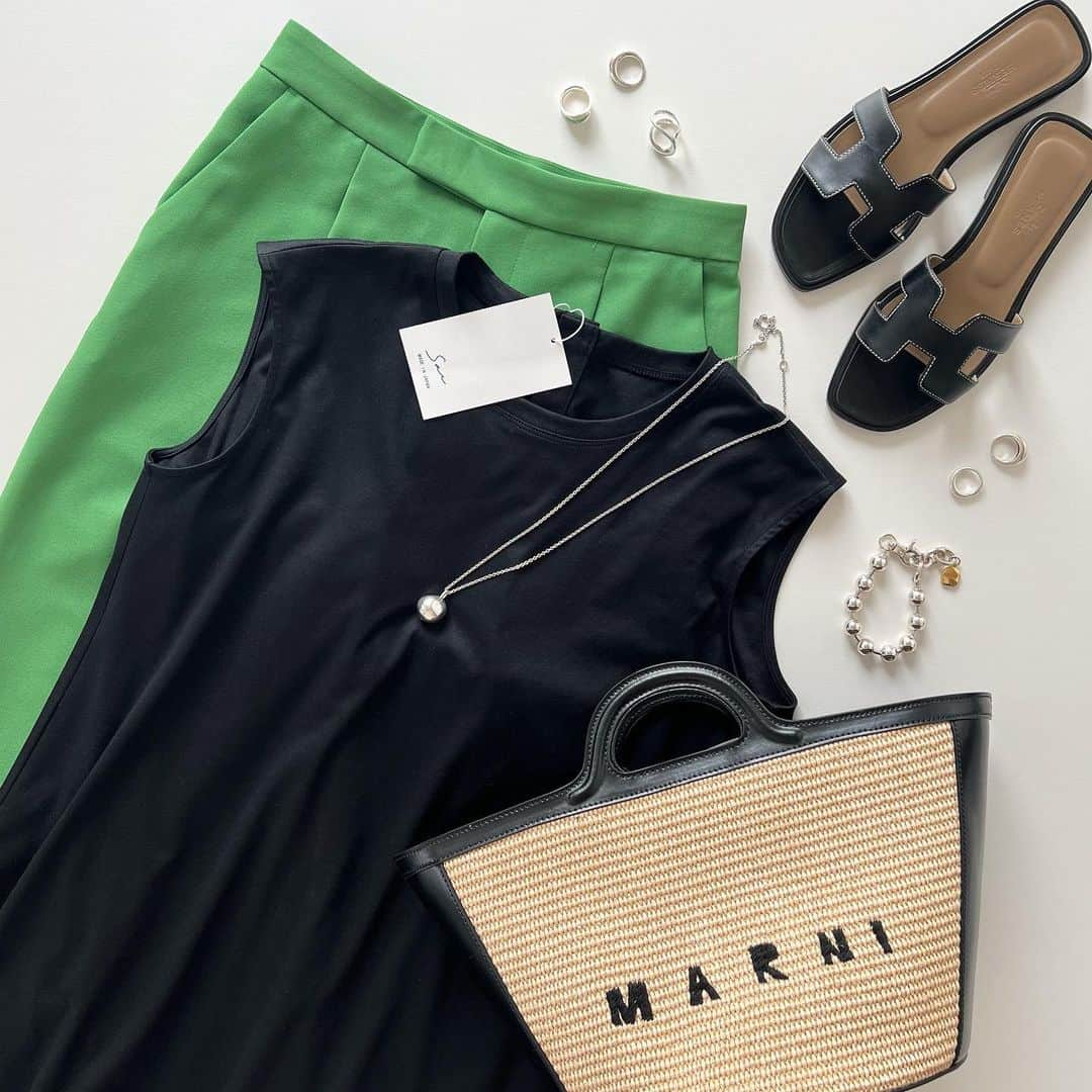 mayoのインスタグラム：「・ black × green 𓂃🍃✦ ・ フレアシルエットが可愛いトップスは 長めの着丈で体型カバーも🙆🏻‍♀️ ・ さらっとした生地感だから真夏も快適に着られそう👌🏻 ・ ・ tops#sai @sai.official.2021 pants#spickandspan bag#marni sandals#hermes ・ ・ #サイ#スピックアンドスパン#マルニ#エルメス#ママコーデ#ママファッション#プチプラ#プチプラコーデ#お洒落さんと繋がりたい#きれいめカジュアル#きれいめコーデ#シンプルコーデ#大人カジュアル#置き画#置き画くら部#outfit#coordinate#ootd ・ ・ 今年に入ってから体調がイマイチだったりすることが多くて… 今年の健康運について @miror_jp で詳しく占ってもらいました𓂃🔮✧ ・ 占ってもらった結果を見てると自分に当てはまりそうなことばかりで、、体調を崩さないためにもアドバイスしてもらったことを意識して過ごそう🥺 ・ 苦手な運動も少しずつでも取り入れて頑張ろっと💪🏻 ・ ・ #miror#インターネット占い館miror#pr」