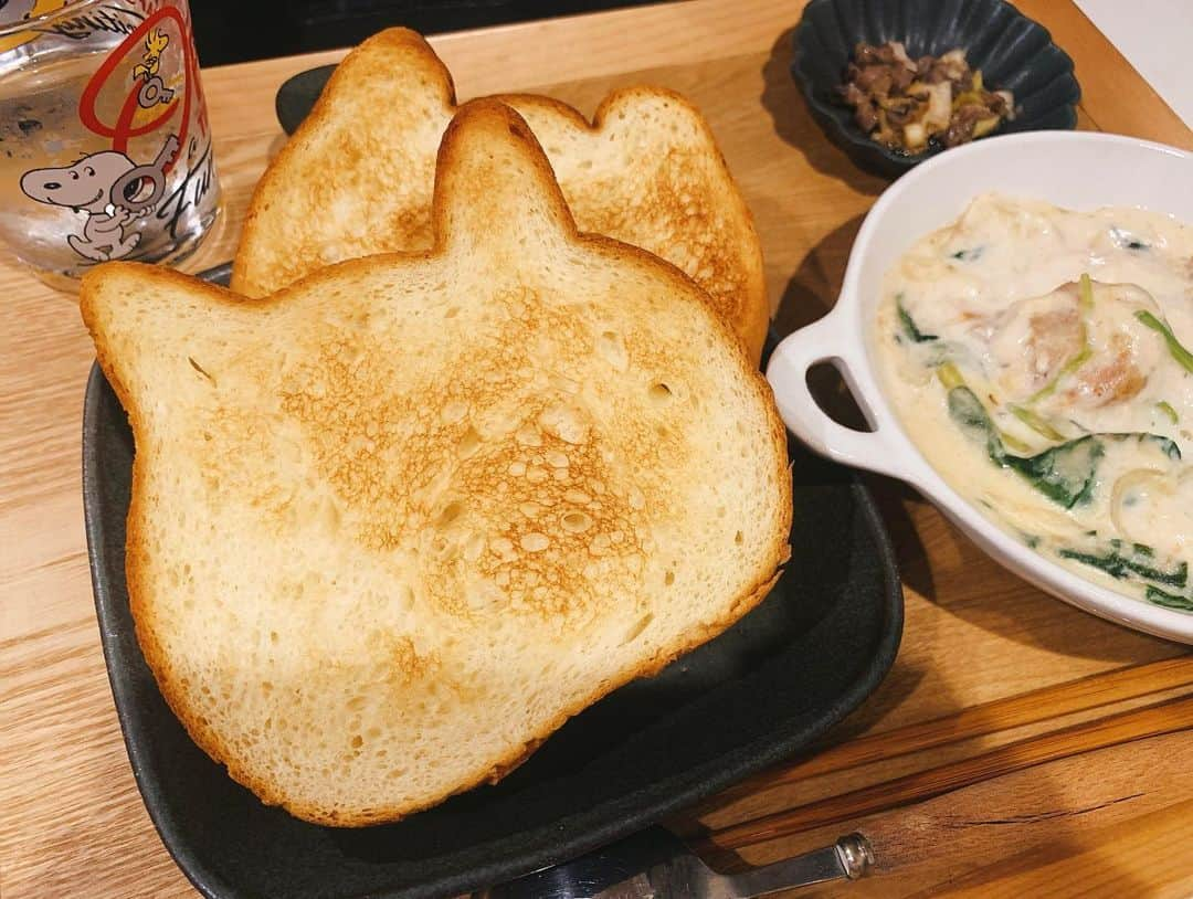 奥山レイカさんのインスタグラム写真 - (奥山レイカInstagram)「ねこねこ食パン🍞 ずっと気になっていたので購入！ お顔を描いたら食べる時に心が傷むので何も描いてません！  #ねこねこ食パン #パン #おうちごはん #朝ごはん #うつわ好き #うつわのある暮らし」4月30日 19時36分 - rks631