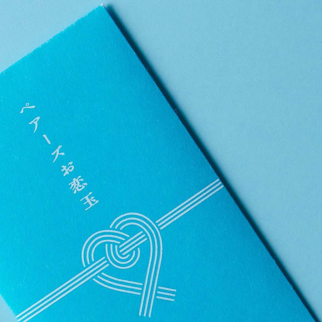 【公式】ペアーズ:恋愛マッチングサービスのインスタグラム：「📣明日配布！お恋玉の中身大公開🎉  #ペアーズお恋玉 の中には、ギフトコードの書かれたカードと、アーティスト・FACEさん(@face_oka)描き下ろしステッカーが同封されています😳  ※ステッカーは全3種類のうち1つがランダムで入っています  明日5/1(日)に渋谷と新宿で配布します🤗 ここでしか手に入らないお恋玉をゲットしよう💪  👇以下詳細👀  配布場所①：渋谷モディ入口 5/1(日) 11:00～ ※なくなり次第終了  配布場所②：渋谷駅周辺 ペアーズのロンTを着たスタッフが目印🕺 詳しい場所はストーリーズをご覧ください☺️ 5/1(日) 11:00～ ※なくなり次第終了  配布場所③：新宿メトロプロムナード ペアーズの広告にお恋玉が貼られています💙 ご自由に剥がしてお持ち帰りください🙇‍♂️ 5/1(日) 10:30～ ※なくなり次第終了 ※駅係員へのお問い合わせはご遠慮ください」
