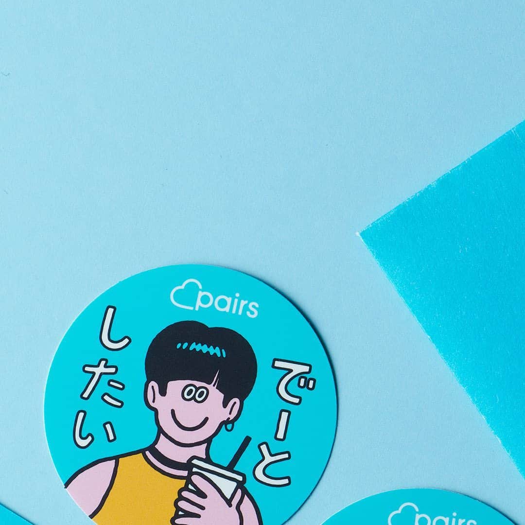 【公式】ペアーズ:恋愛マッチングサービスのインスタグラム：「📣明日配布！お恋玉の中身大公開🎉  #ペアーズお恋玉 の中には、ギフトコードの書かれたカードと、アーティスト・FACEさん(@face_oka)描き下ろしステッカーが同封されています😳  ※ステッカーは全3種類のうち1つがランダムで入っています  明日5/1(日)に渋谷と新宿で配布します🤗 ここでしか手に入らないお恋玉をゲットしよう💪  👇以下詳細👀  配布場所①：渋谷モディ入口 5/1(日) 11:00～ ※なくなり次第終了  配布場所②：渋谷駅周辺 ペアーズのロンTを着たスタッフが目印🕺 詳しい場所はストーリーズをご覧ください☺️ 5/1(日) 11:00～ ※なくなり次第終了  配布場所③：新宿メトロプロムナード ペアーズの広告にお恋玉が貼られています💙 ご自由に剥がしてお持ち帰りください🙇‍♂️ 5/1(日) 10:30～ ※なくなり次第終了 ※駅係員へのお問い合わせはご遠慮ください」