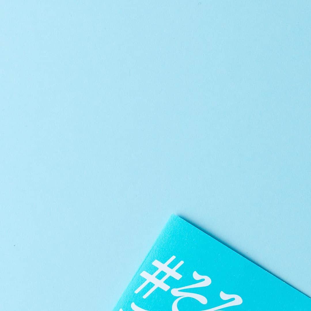 【公式】ペアーズ:恋愛マッチングサービスのインスタグラム：「📣明日配布！お恋玉の中身大公開🎉  #ペアーズお恋玉 の中には、ギフトコードの書かれたカードと、アーティスト・FACEさん(@face_oka)描き下ろしステッカーが同封されています😳  ※ステッカーは全3種類のうち1つがランダムで入っています  明日5/1(日)に渋谷と新宿で配布します🤗 ここでしか手に入らないお恋玉をゲットしよう💪  👇以下詳細👀  配布場所①：渋谷モディ入口 5/1(日) 11:00～ ※なくなり次第終了  配布場所②：渋谷駅周辺 ペアーズのロンTを着たスタッフが目印🕺 詳しい場所はストーリーズをご覧ください☺️ 5/1(日) 11:00～ ※なくなり次第終了  配布場所③：新宿メトロプロムナード ペアーズの広告にお恋玉が貼られています💙 ご自由に剥がしてお持ち帰りください🙇‍♂️ 5/1(日) 10:30～ ※なくなり次第終了 ※駅係員へのお問い合わせはご遠慮ください」