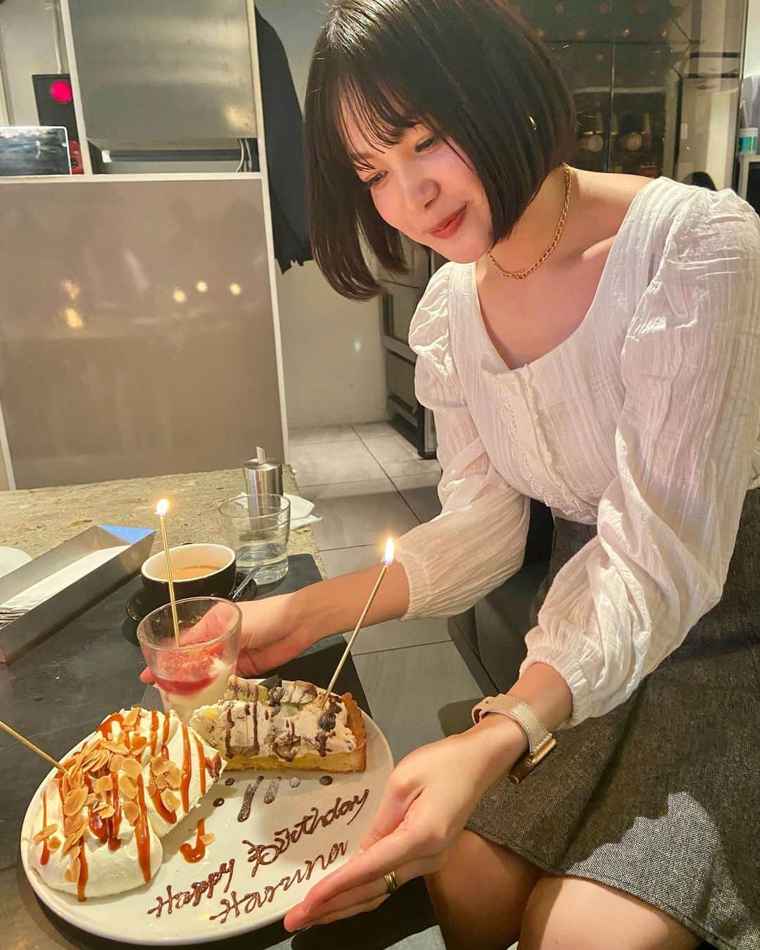 吉澤遥奈のインスタグラム：「とても嬉しかったです🎂💛 ・ ・ ・  あ、ここのシフォンケーキすごく美味しくて大好きなの...😳 #カフェ #cafe #ケーキ #スイーツ」