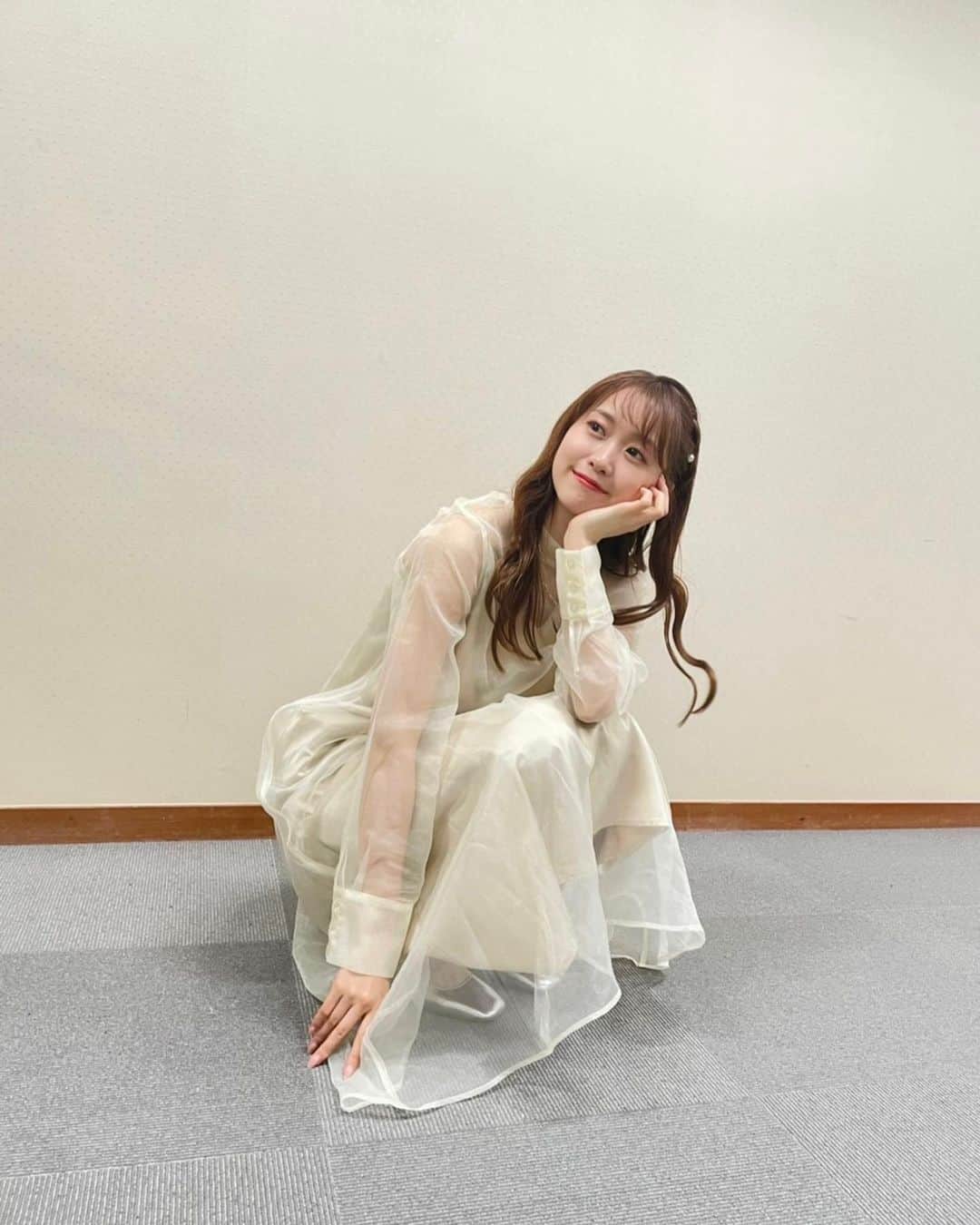 芹澤優のインスタグラム：「・  🤍  マイデッキは菊花とお揃いの白のマルグレアがエースのデッキなので、白いワンピースにしました♡ タグ付けしてますっ  無事2連勝できてよかった！ 手震えながらなんとか戦いました！  そして早く青のアイリスデッキ作りたい！！  青 アイリス  運命感じちゃうね💙笑  これからもビルディバイド 続けてくぞー！！  遠くまで見にきてくれたみなさん お近くから遊びに来てくれたみなさん ありがとうございました😊  #ビルディバイド」