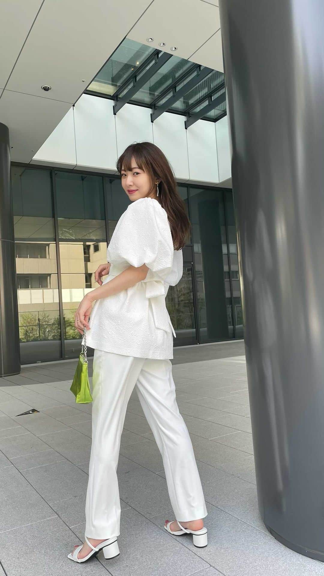 のインスタグラム：「ALL WHITE CODE...🤍🤍🤍春夏のホワイトって爽やかですき☺︎差し色は小物で☺︎  @cheriemona_official ✴︎バルーンスリーブチュニック  #cheriemona #newarival #tops #summerstyle #springfashion #春夏コーデ #夏コーデ #チュニック #リボン #オトナ女子 #きれいめカジュアル #ホワイトコーデ #シンプルコーデ」
