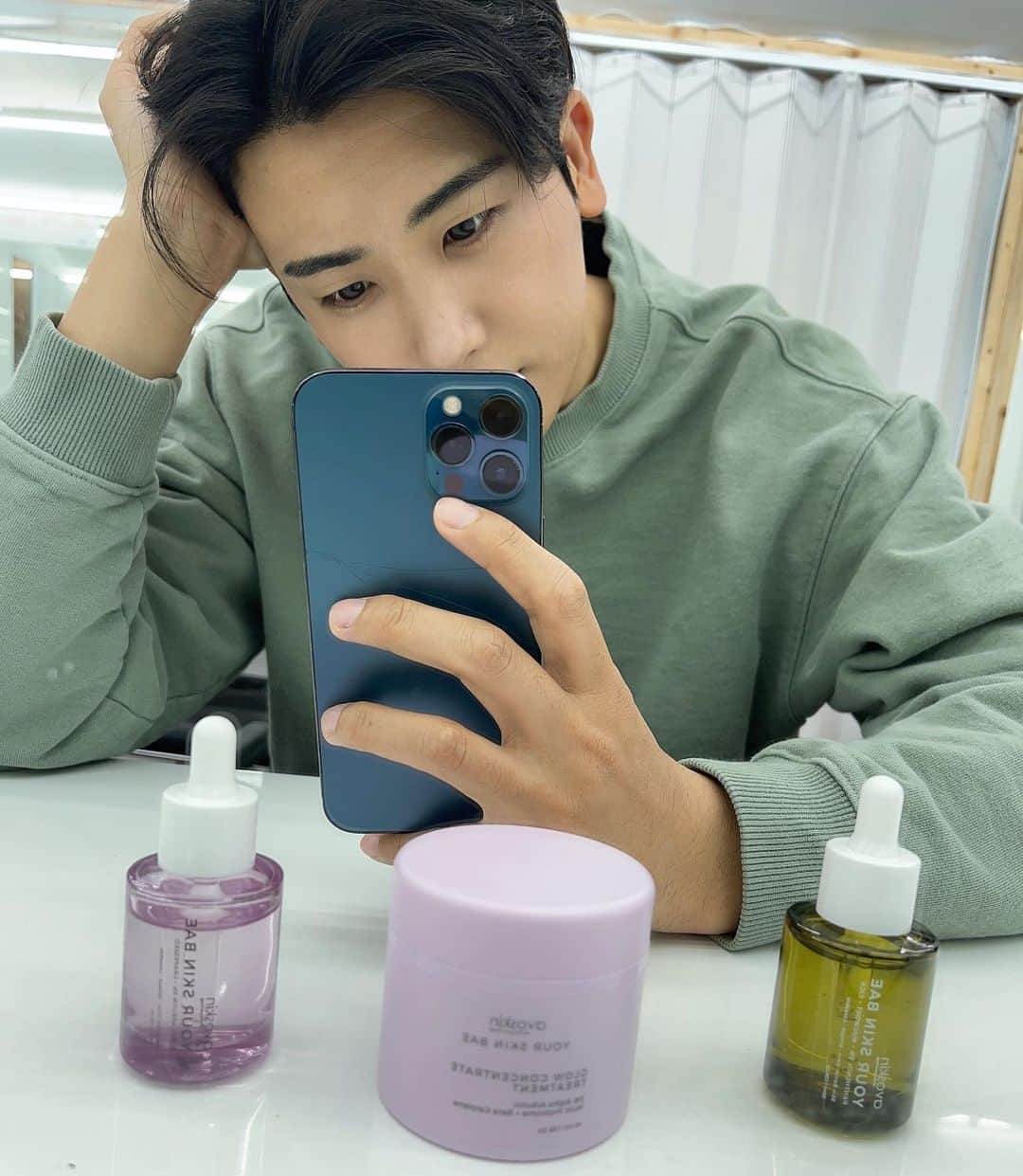 ヒョンシク のインスタグラム：「It’s me #FirstStepWithPHS @avoskinbeauty」