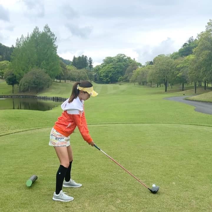 萩原菜乃花のインスタグラム：「メイプルポイント⛳️  大雨の予報だったけど 前半はカッパなしで回れるくらいだった😆✨  もっと飛ばせるようになりたいなあ  #メイプルポイントゴルフクラブ#ラウンド#ゴルフ#スイング動画#ゴルフスイング#ドライバー#ドライバーショット#オレンジコーデ#ルコックゴルフ#ゴルフ女子#ゴルフ男子#golf」