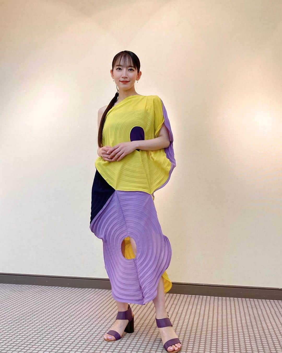 吉岡里帆（マネージャー）のインスタグラム：「昨日は映画『ホリック xxxHOLiC』の初日舞台挨拶でした🙌  今回のスタイリングは、素敵な共演者の皆さんとの華やかな舞台挨拶に向けて、ヘアメイクの百合さんもスタイリストのちばさんとアイデアを出し合って出来あがりました✨  2回あった舞台挨拶のうち、まずは一つ目の吉岡さんです💜 チラッと覗く膝小僧がかわいいです（膝にニコニコマークを書くアイディアは却下されました）  dress @isseymiyakeofficial pierce @oeau_jewelry  hair&makeup @sawakoyuri  stylist @chibakey」