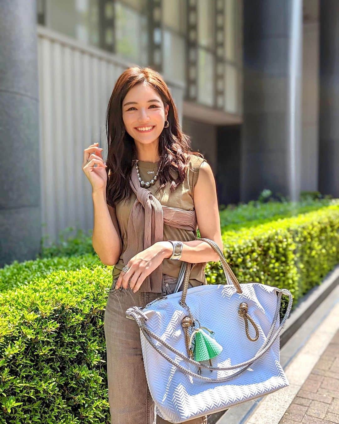 のインスタグラム：「こんばんは✨ 昨日からGWでお出かけの人も多いのではないでしょうか？🫢 私も今年はゴルフ❣️軽井沢でゴルフ楽しんでます🏌️‍♀️⛳️ . そんなGW荷物がたくさん入るバッグを @l4k3style_japan で新調❤️ @classy_mag_insta のインスタライブでも紹介してたバッグの色違い🙆‍♀️ . ドールチャームもつけてバッグもおしゃれにしてみました💗 . tops... @upperhights  cardigan... @haunt_daikanyama  denim... @upperhights  shoes... @armaniexchange  bag... @l4k3style_japan  . 皆さんのGWが素敵な時間になりますように💗 . #りなまるコーデ #コーディネート #カジュアルコーデ #デニムコーデ #デニム #コーデ #loveislove #l4k3style #レイク #バッグ #gw #旅行 #旅行好き #旅行準備 #タビジョ #たびじょ #gw旅行 #ゴールデンウィーク #upperhights #アッパーハイツ #denim #denimstyle #大人カジュアル #アースカラー #カジュアルコーデ　#スニーカー #スニーカー女子 #スニーカーコーデ #旅行バッグ #イタリア　#旅行コーデ」