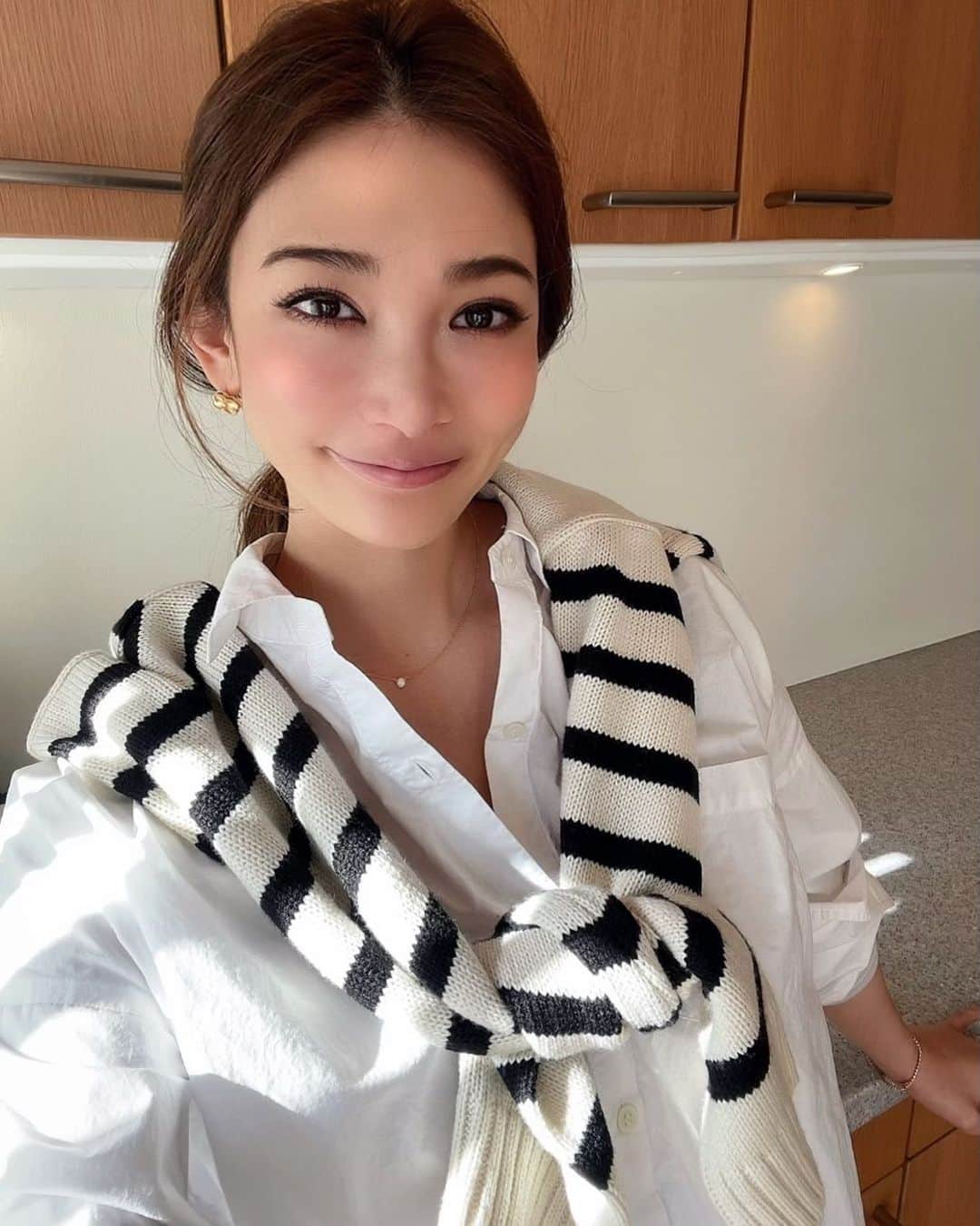 里海のインスタグラム：「この度、2022/4/30をもって 今まで16年間所属したモデル事務所を 退所することになりました😆😆  これからは、個人でしばらく活動していくので これからも変わらずよろしくお願いします❤️  今後の問い合わせなどは、 プロフィールにあるメールアドレスに よろしくお願いします😊  お知らせでした😌😌」