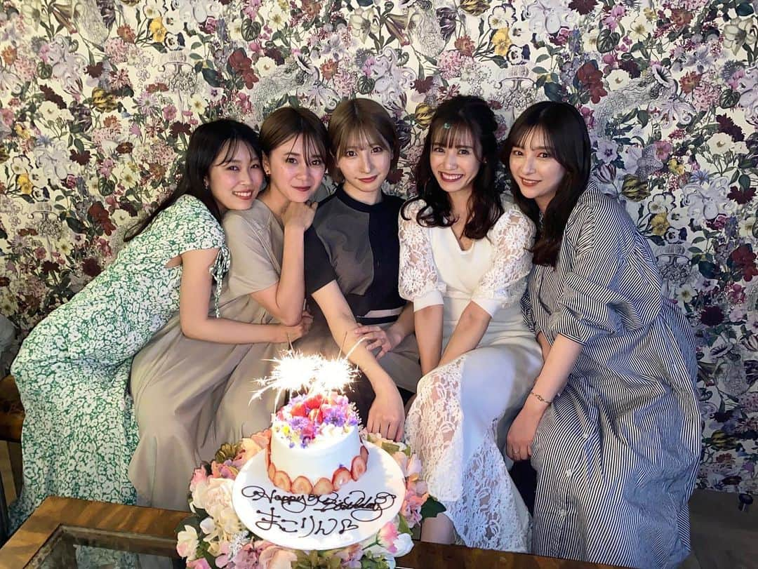 井手口瑞歩さんのインスタグラム写真 - (井手口瑞歩Instagram)「🌈 うちらのボスまこりんのお誕生日会🎂 みんなでお祝い出来てよかった🤍 改めてお誕生日おめでとう！ いつもありがとうね🥰 また来年もお祝いさせてね🥂 . この日のワンピースは @rienda_official 👗 女性らしくてお気に入り💕 . #うちらのボスまこりん #お誕生日おめでとう #いつもありがとう #愛してるよ #みずほしふく #rienda」4月30日 20時28分 - mizuho.04