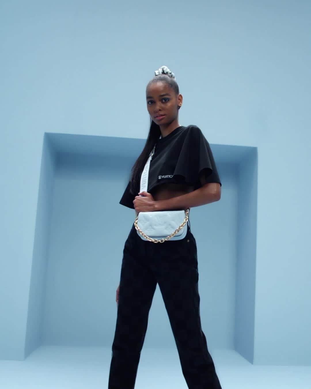 のインスタグラム：「A multitude of options. Thanks to new signature chains and straps, the bags can be worn in different ways, easily transitioning from day to night. Discover the full #LouisVuitton Bubblegram collection via link in bio. #LVBubblegram」